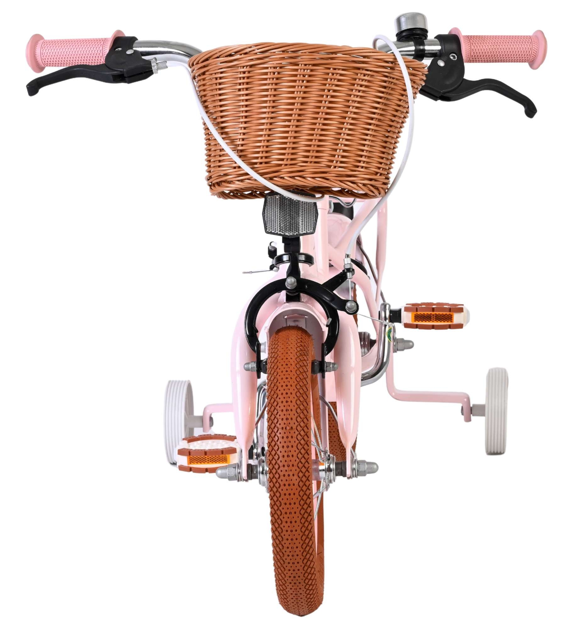 Ein rosafarbenes Kinderfahrrad mit braunem Korb, Stützrädern und braunen Reifen.