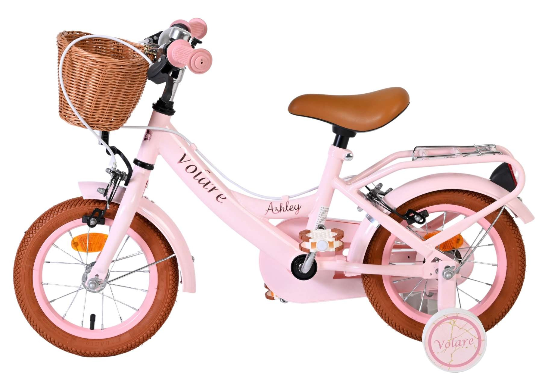Ein rosa Kinderfahrrad mit braunen Reifen, einem Korb und Stützrädern.