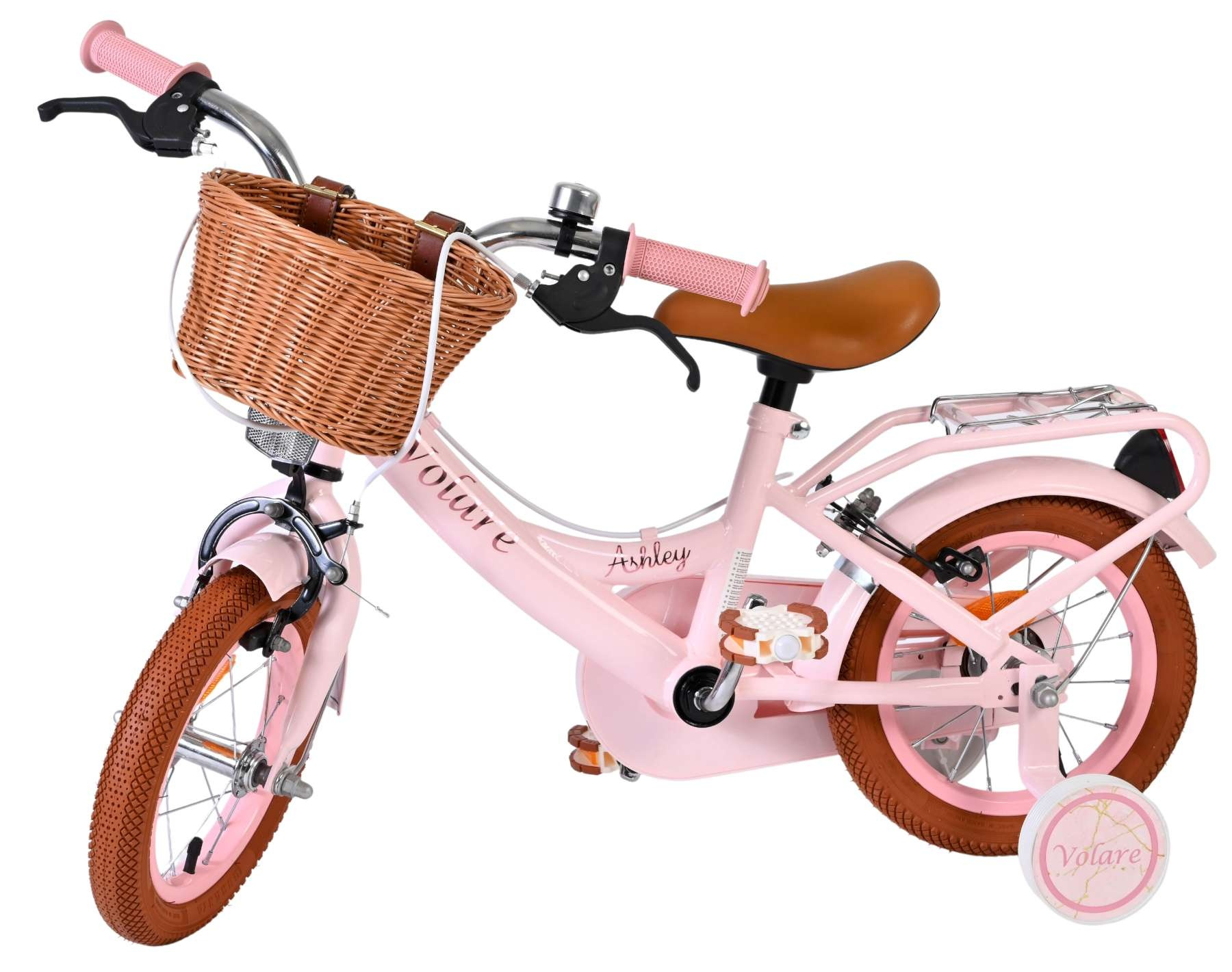 Ein rosafarbenes Kinderfahrrad mit Korb, braunem Sattel und Stützrädern.
