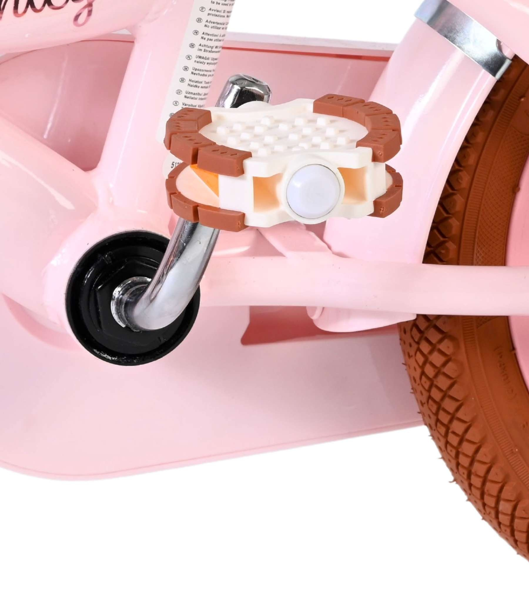 Nahaufnahme eines rosa Fahrradrahmens, Pedals und Rads.