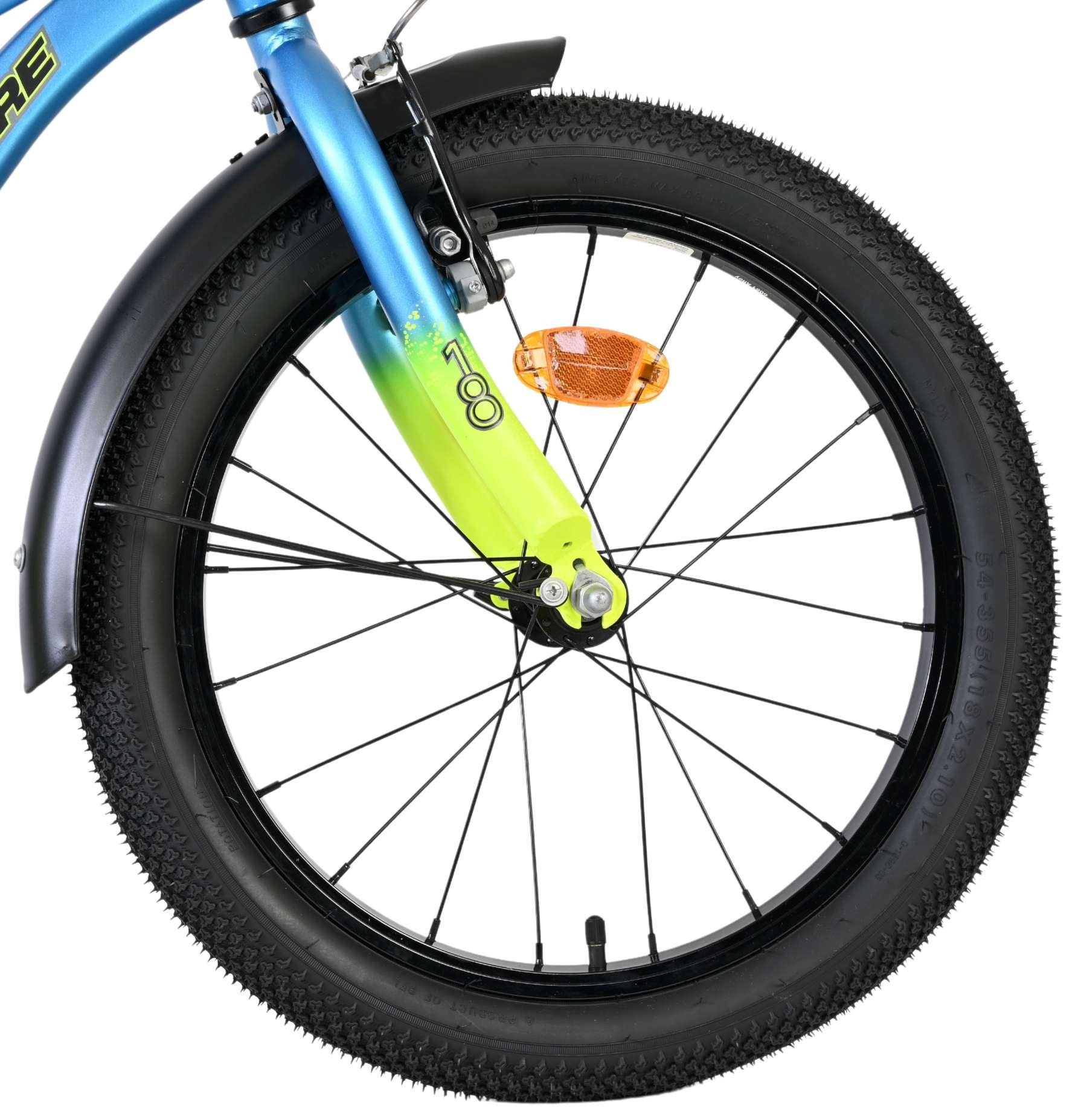 Vorderreifen eines blauen Fahrrads mit gelb-grünem Gabelrohr und Reflektor.