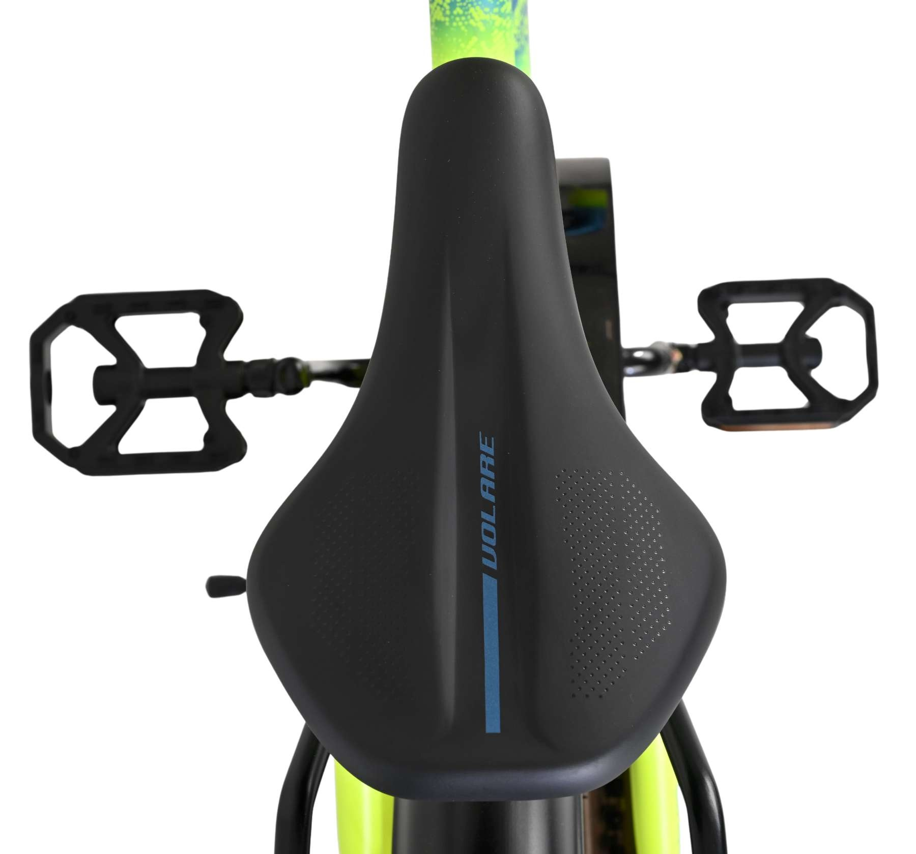 Nahaufnahme eines schwarzen Fahrradsitzes mit Pedalen und einem grün-gelben Rahmen.
