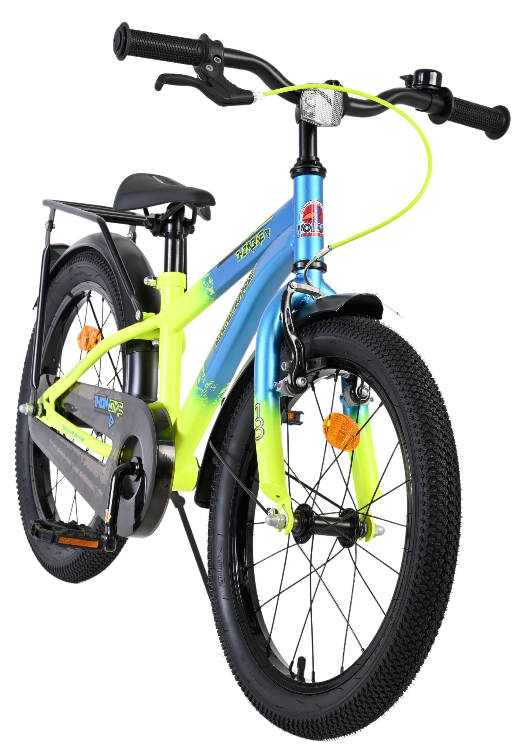 Ein blau-gelbes Kinderfahrrad mit schwarzen Reifen und Gepäckträger.