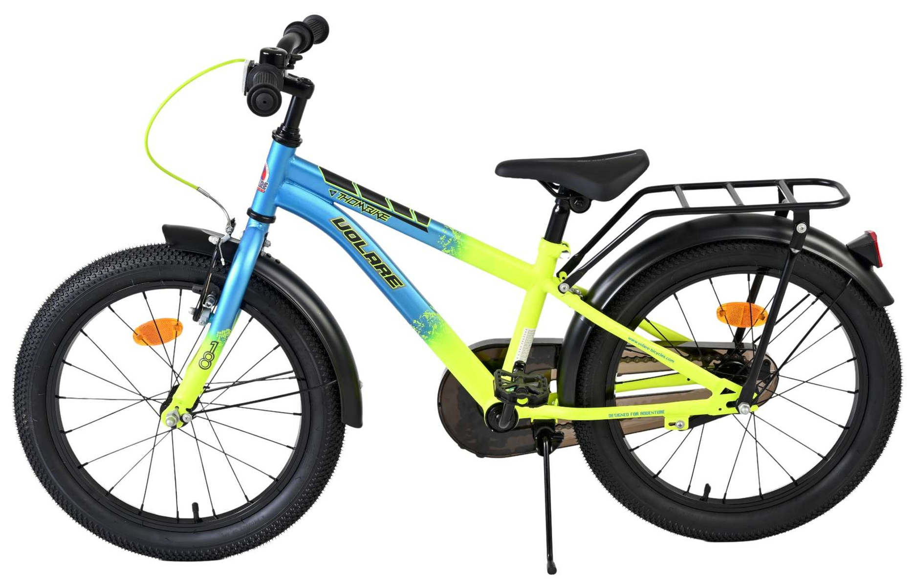 Ein blau-gelbes Kinderfahrrad mit schwarzen Reifen und Gepäckträger.