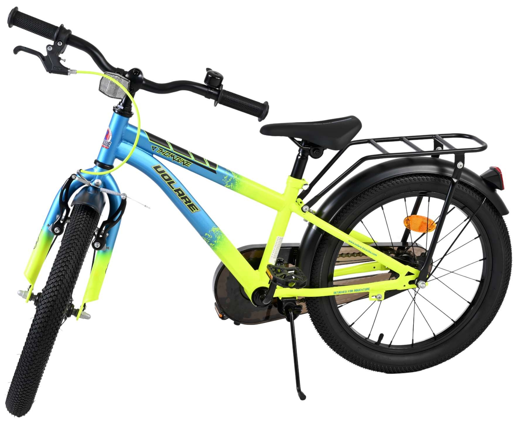 Ein blau-gelbes Kinderfahrrad mit Gepäckträger und Schutzblechen.