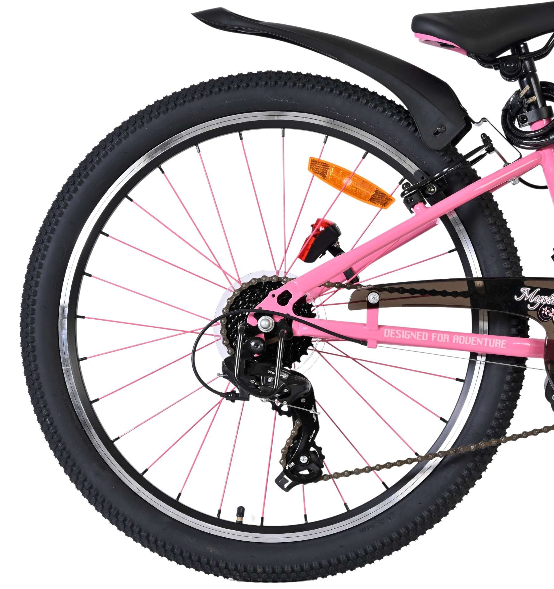 Nahaufnahme des Hinterrads eines rosa Mädchenfahrrads mit schwarzen Reifen und Speichen.