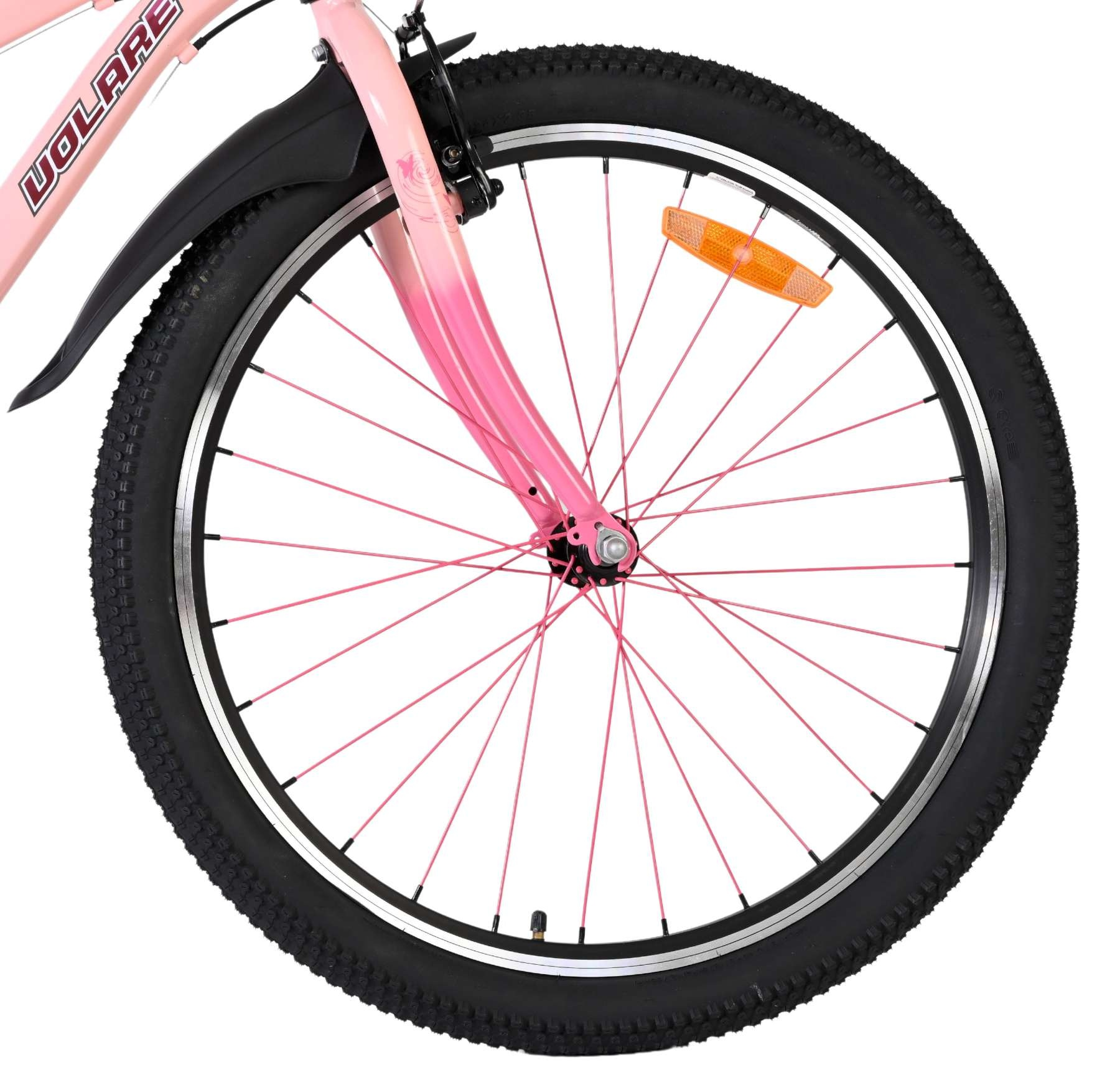 Rosa Fahrradgabel mit schwarzem Kotflügel und Rad. Orange Reflektor.