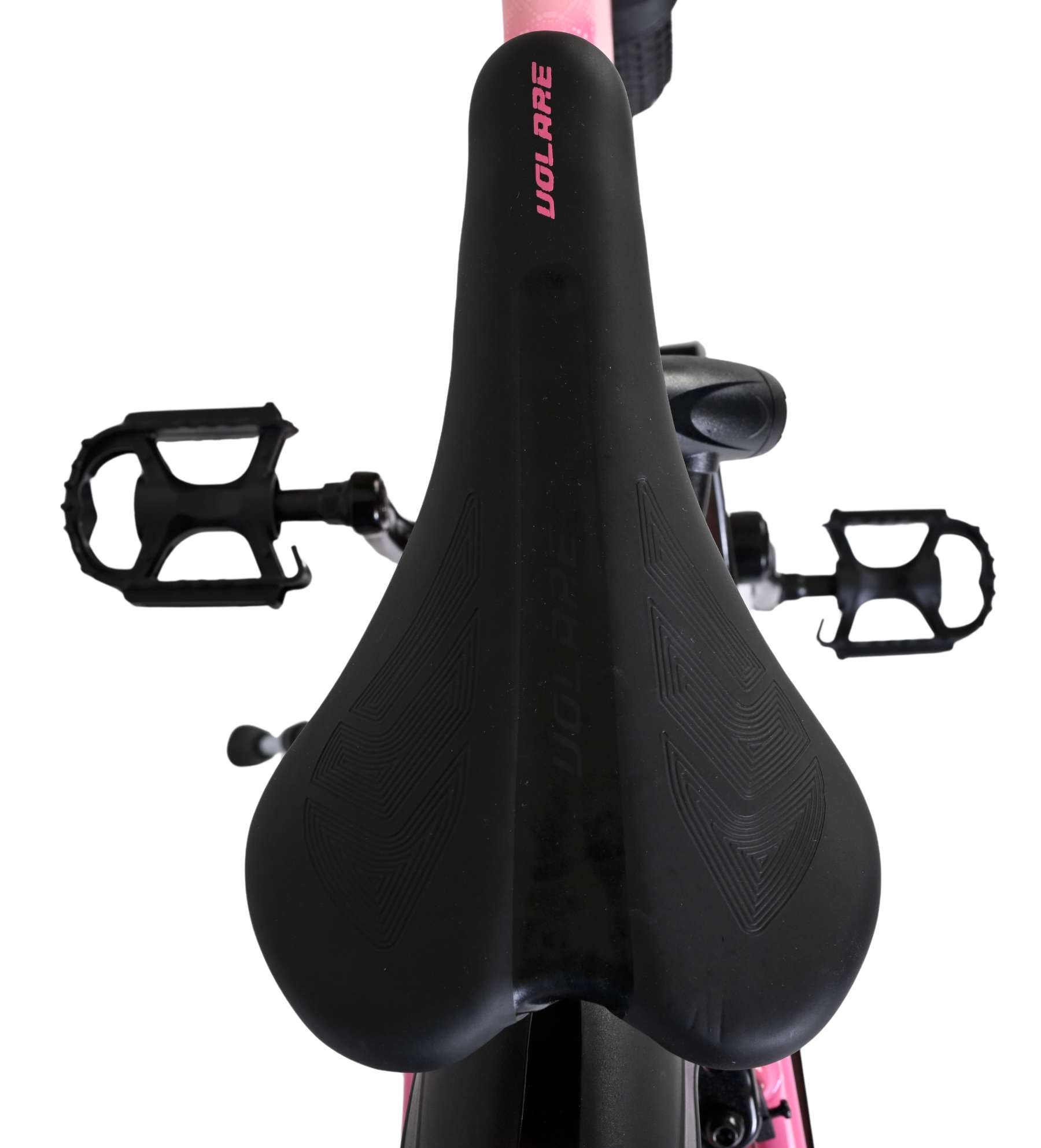 Nahaufnahme eines schwarzen Fahrradsattels mit rosa Schriftzug und Pedalen.