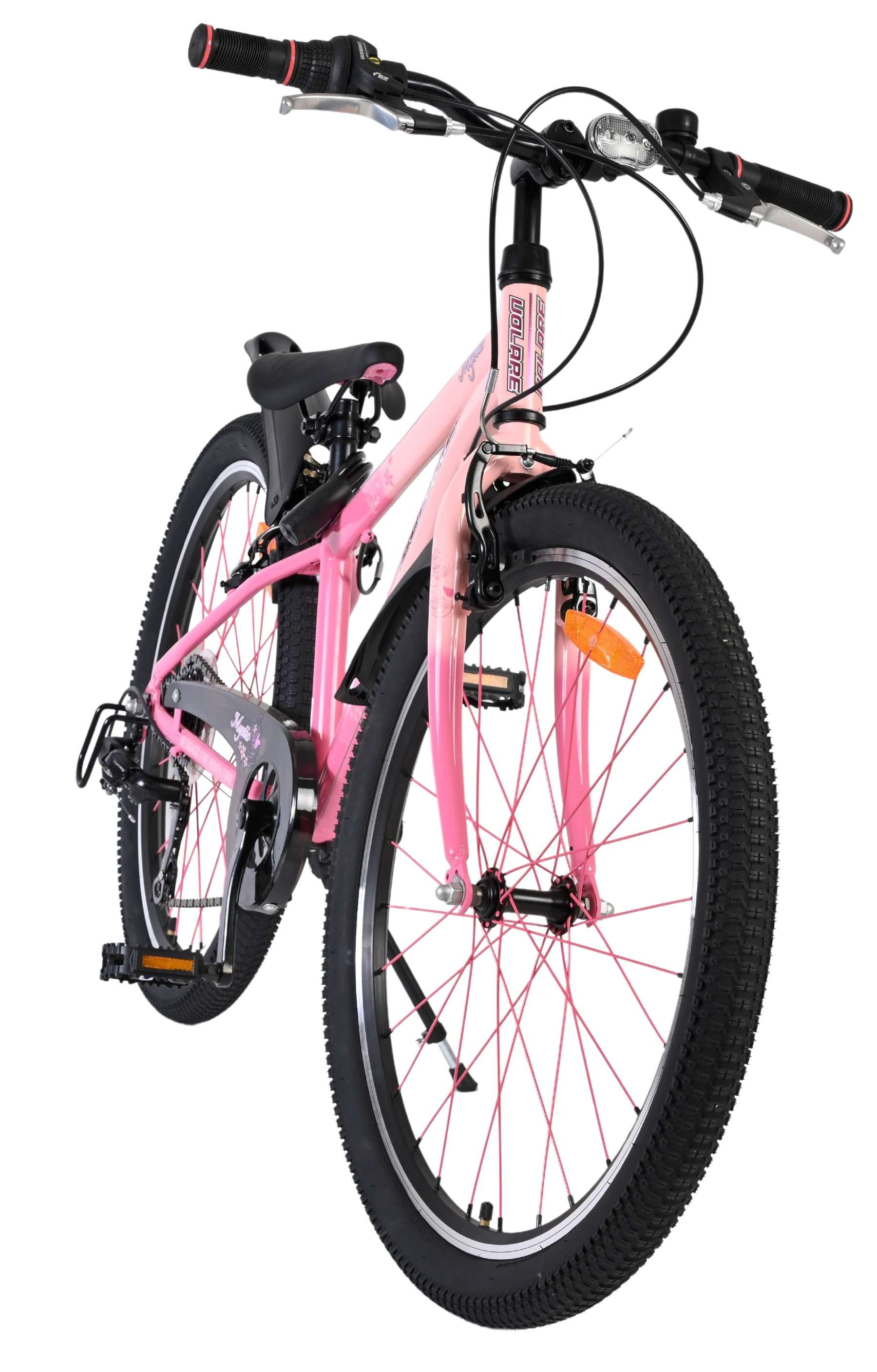 Ein rosafarbenes Kinderfahrrad mit schwarzen Reifen und roten Speichen.