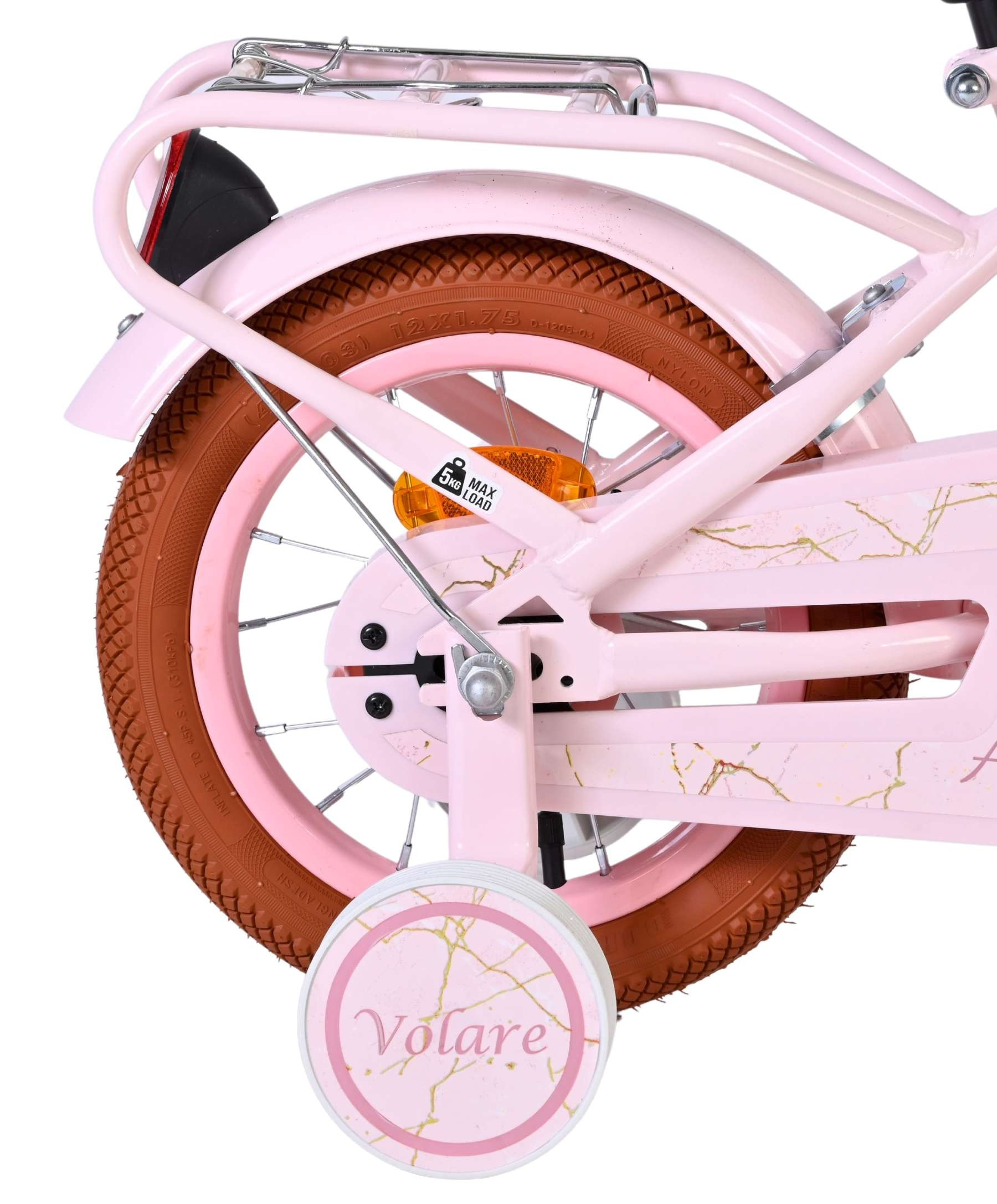 Ein rosa Kinderfahrrad mit Stützrädern und braunem Reifen.