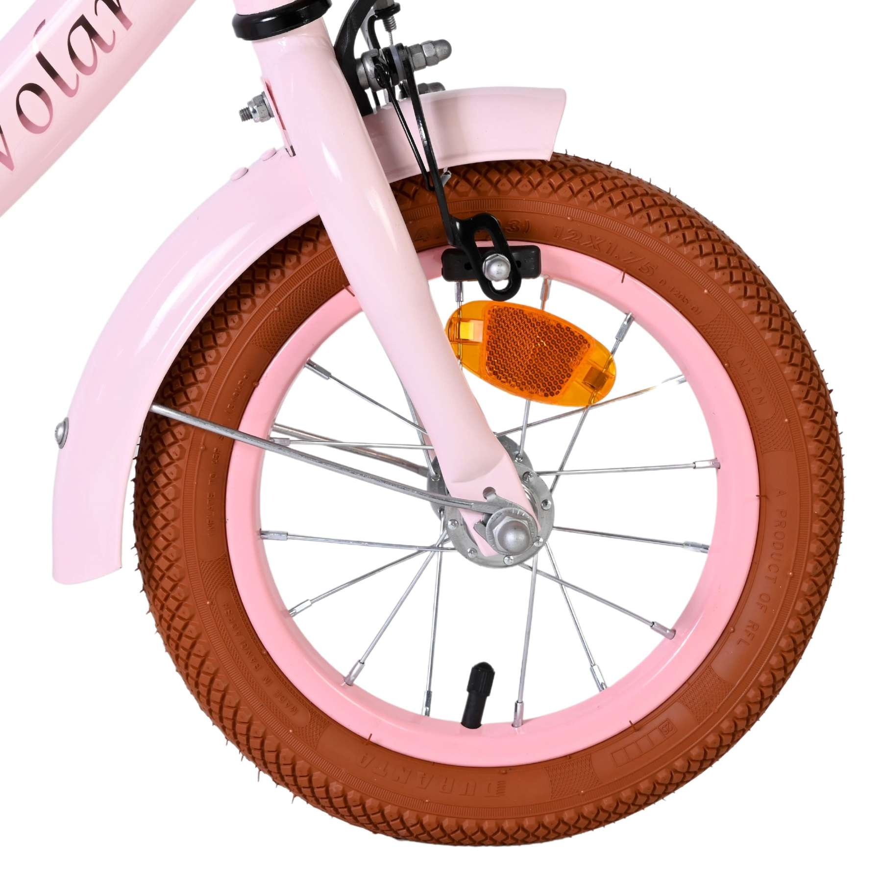 Nahaufnahme eines rosa Fahrrad-Vorderrads mit braunem Reifen.