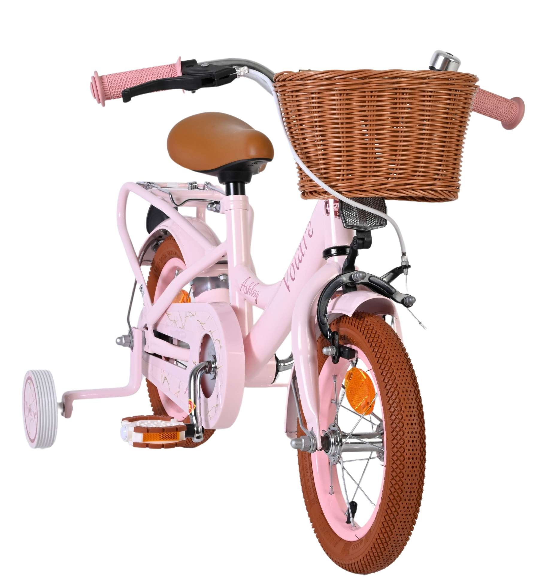Ein rosafarbenes Kinderfahrrad mit Stützrädern und einem Weidenkorb vorn.