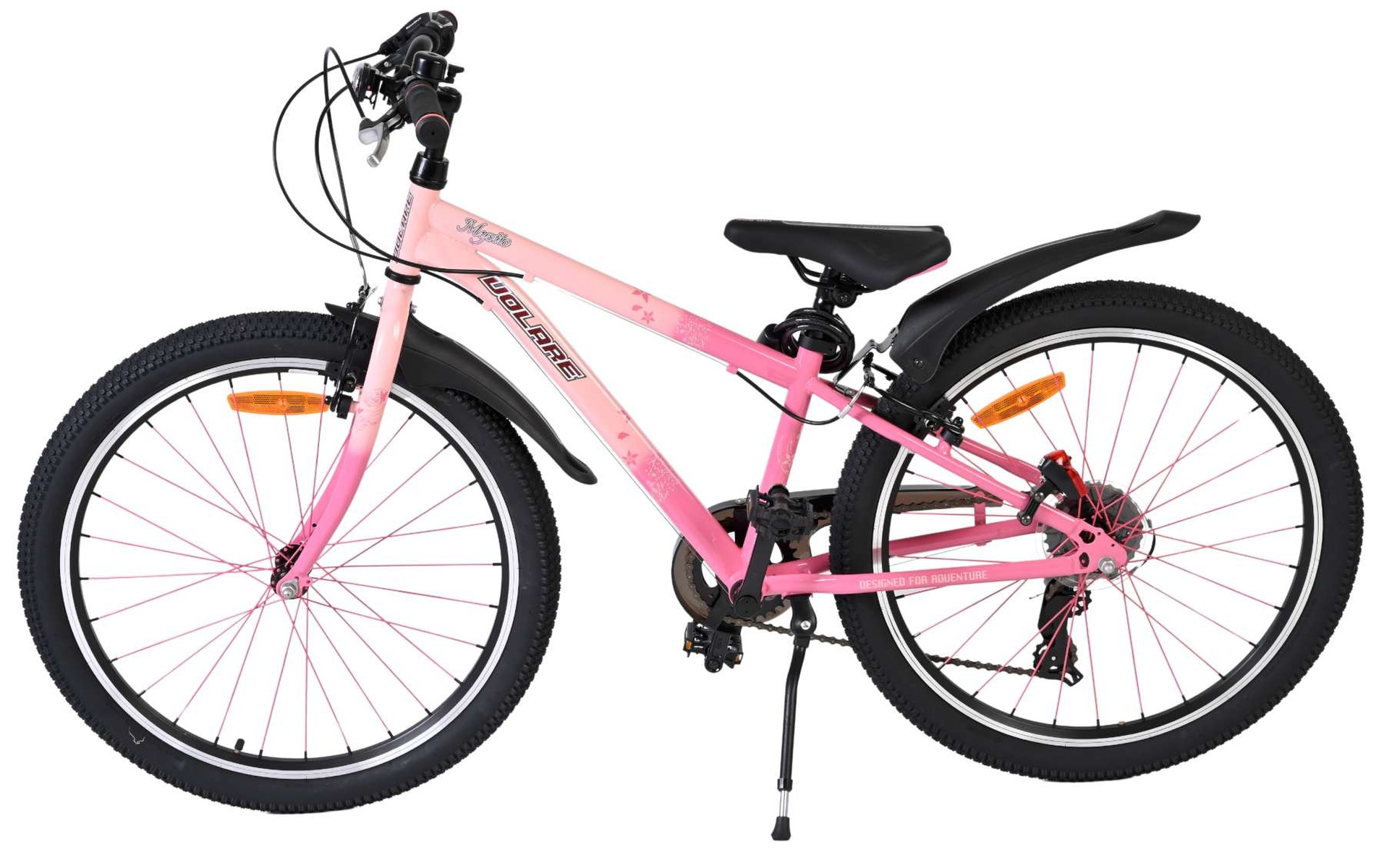 Ein pinkes Fahrrad mit schwarzen Reifen, Schutzblechen und Sattel.
