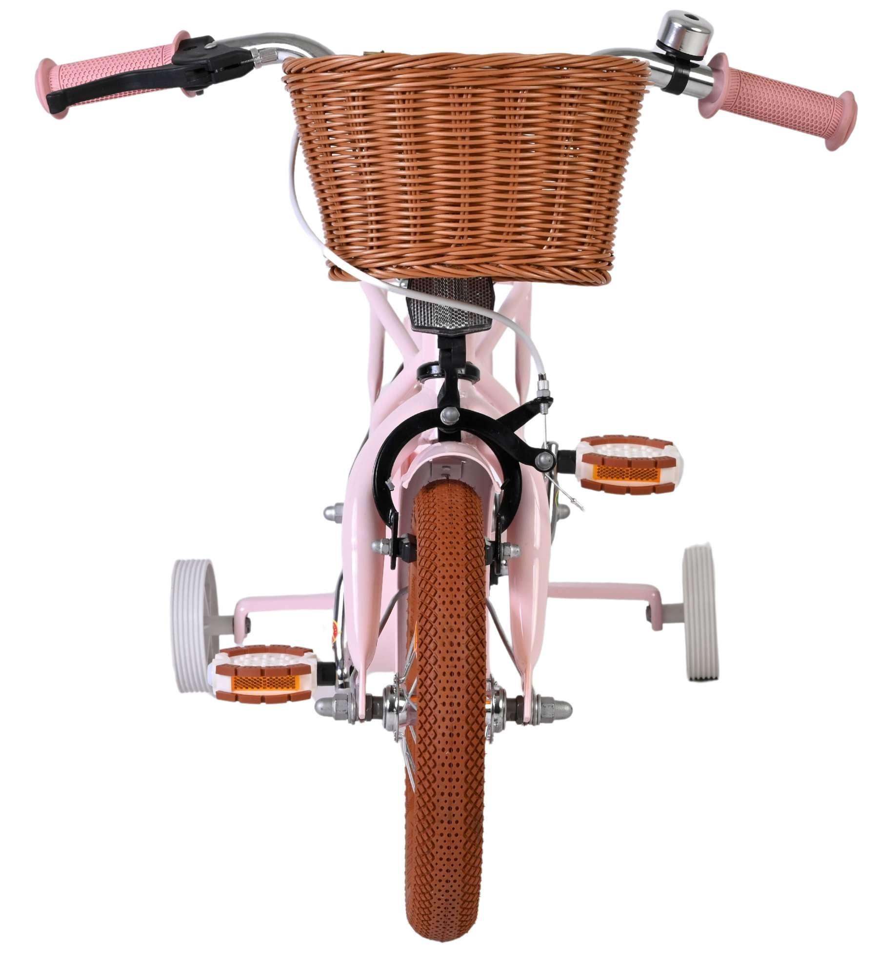Ein rosafarbenes Kinderfahrrad mit braunem Korb, Stützrädern und braunem Reifen.