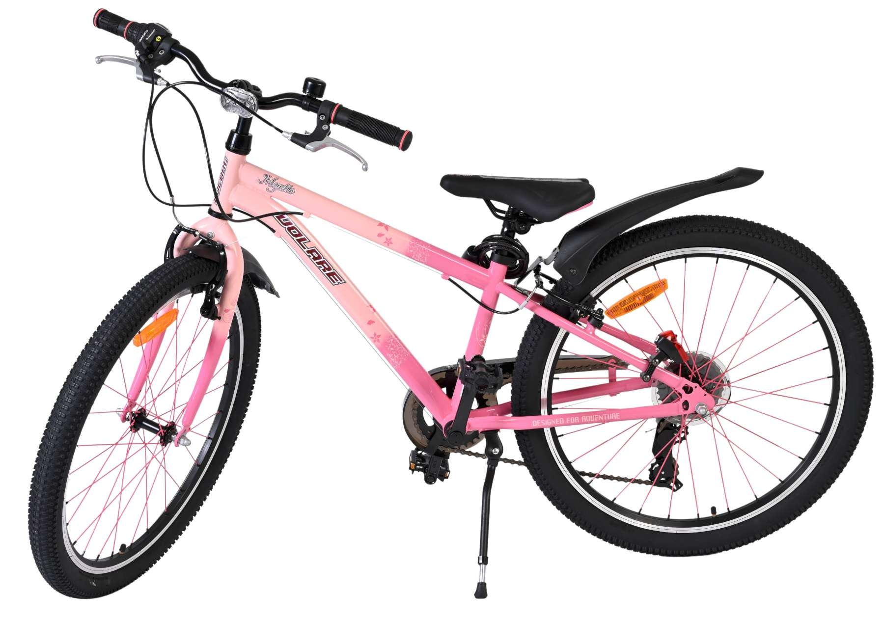 Ein pinkes Mädchenfahrrad mit schwarzen Reifen, Felgen und Schutzblechen.
