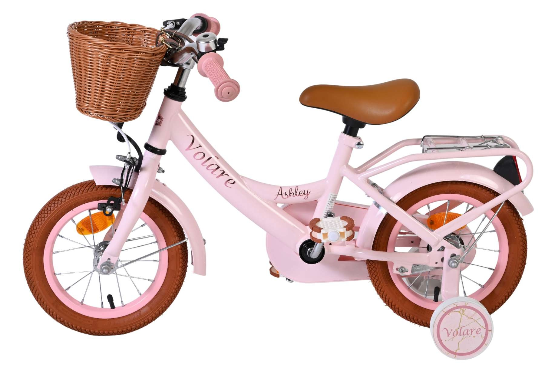 Ein pinkes Volare Ashley Kinderfahrrad mit Weidenkorb und Stützrädern.