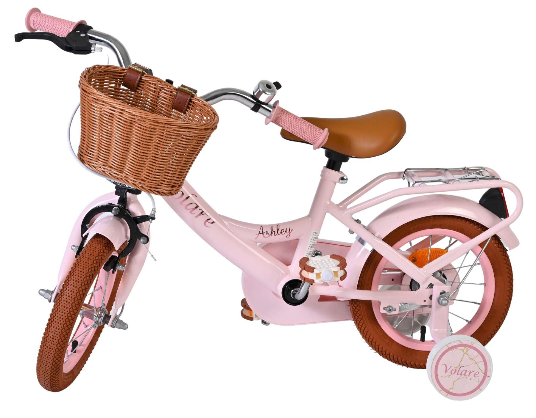 Ein rosa Fahrrad mit einem Weidenkorb vorne, braunem Sitz und Stützrädern.