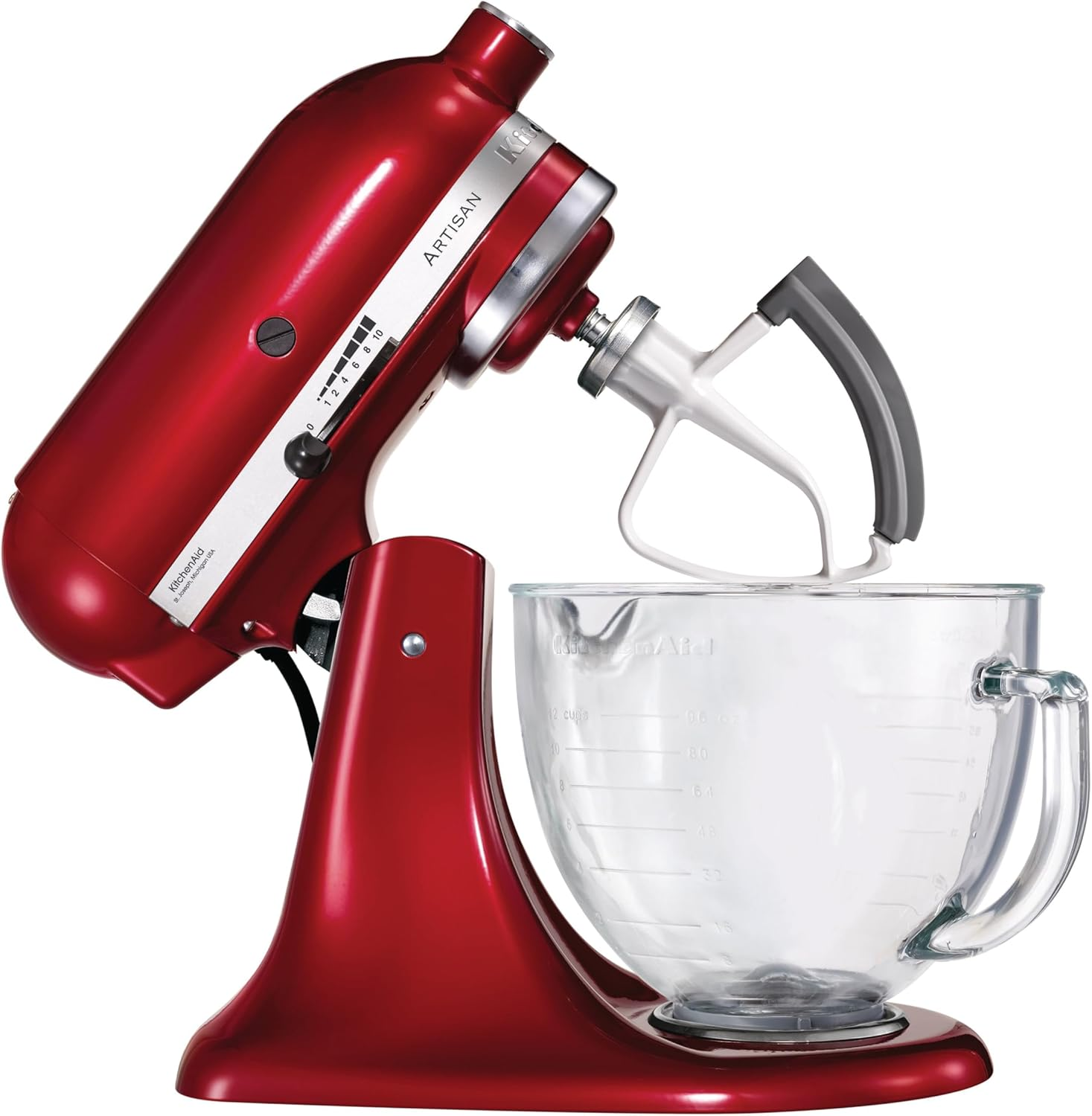 Ein roter KitchenAid Artisan Standmixer mit Glasrührschüssel und weißem Flachrührer.