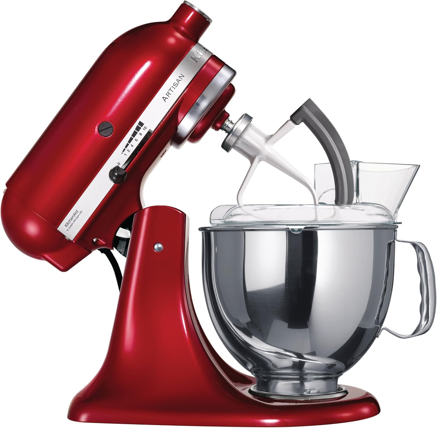 Ein roter KitchenAid Artisan Standmixer mit silberner Schüssel und Zubehör.