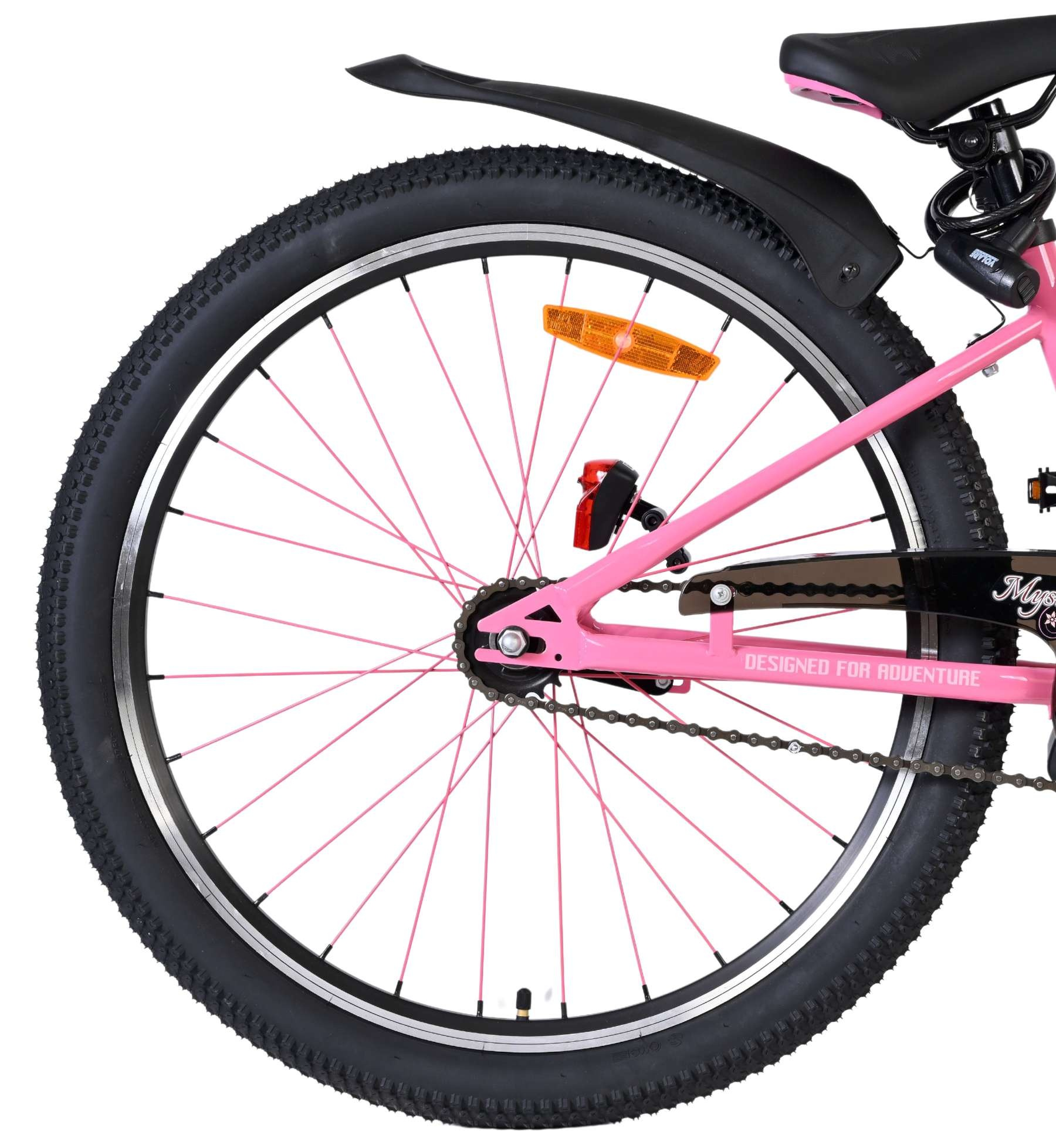 Primer plano de rueda de bicicleta rosa con neum ático negro, radios rosas y guardabarros.