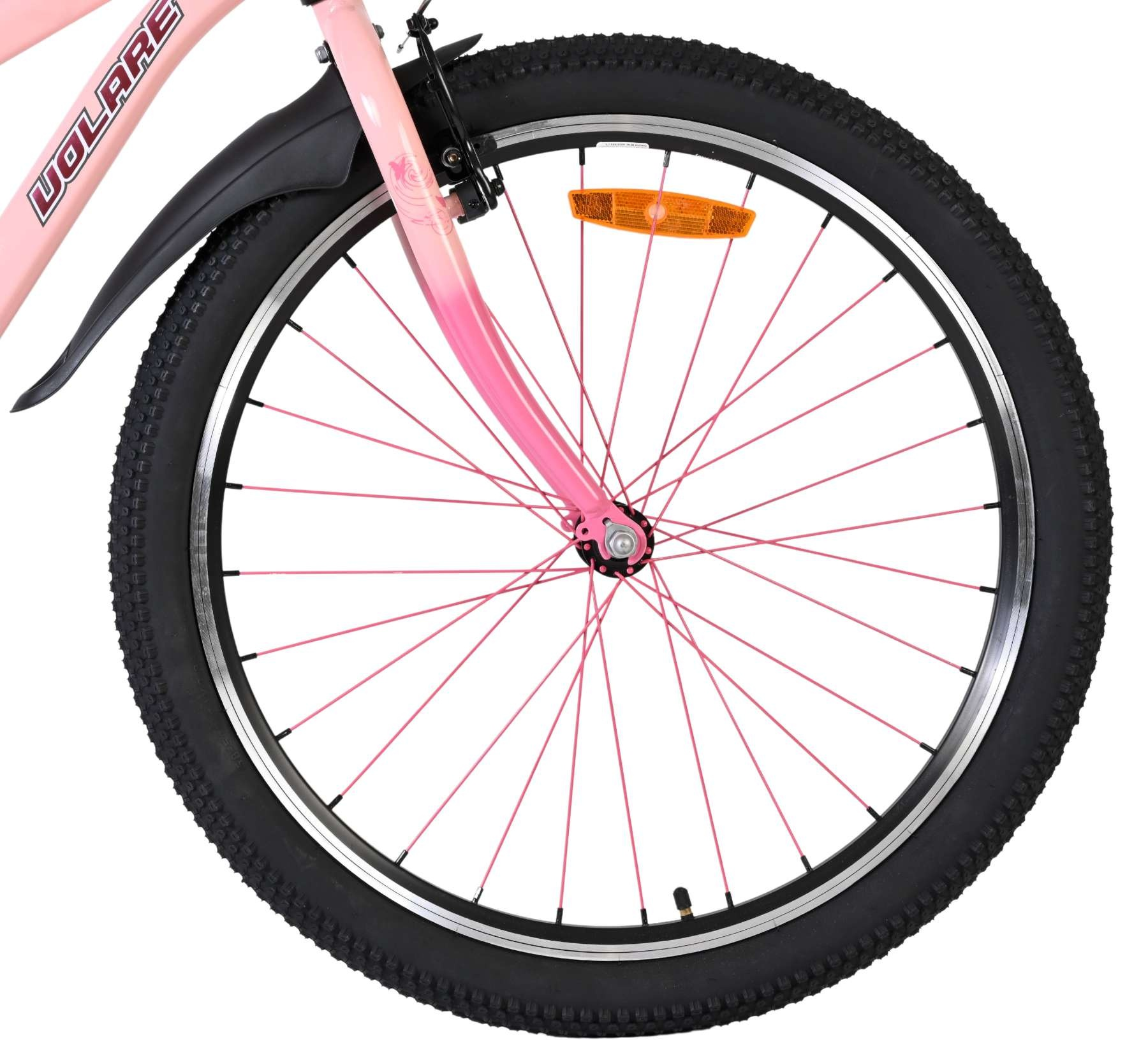 Primer plano de una rueda de bicicleta rosa con neumático negro y radios rosas.