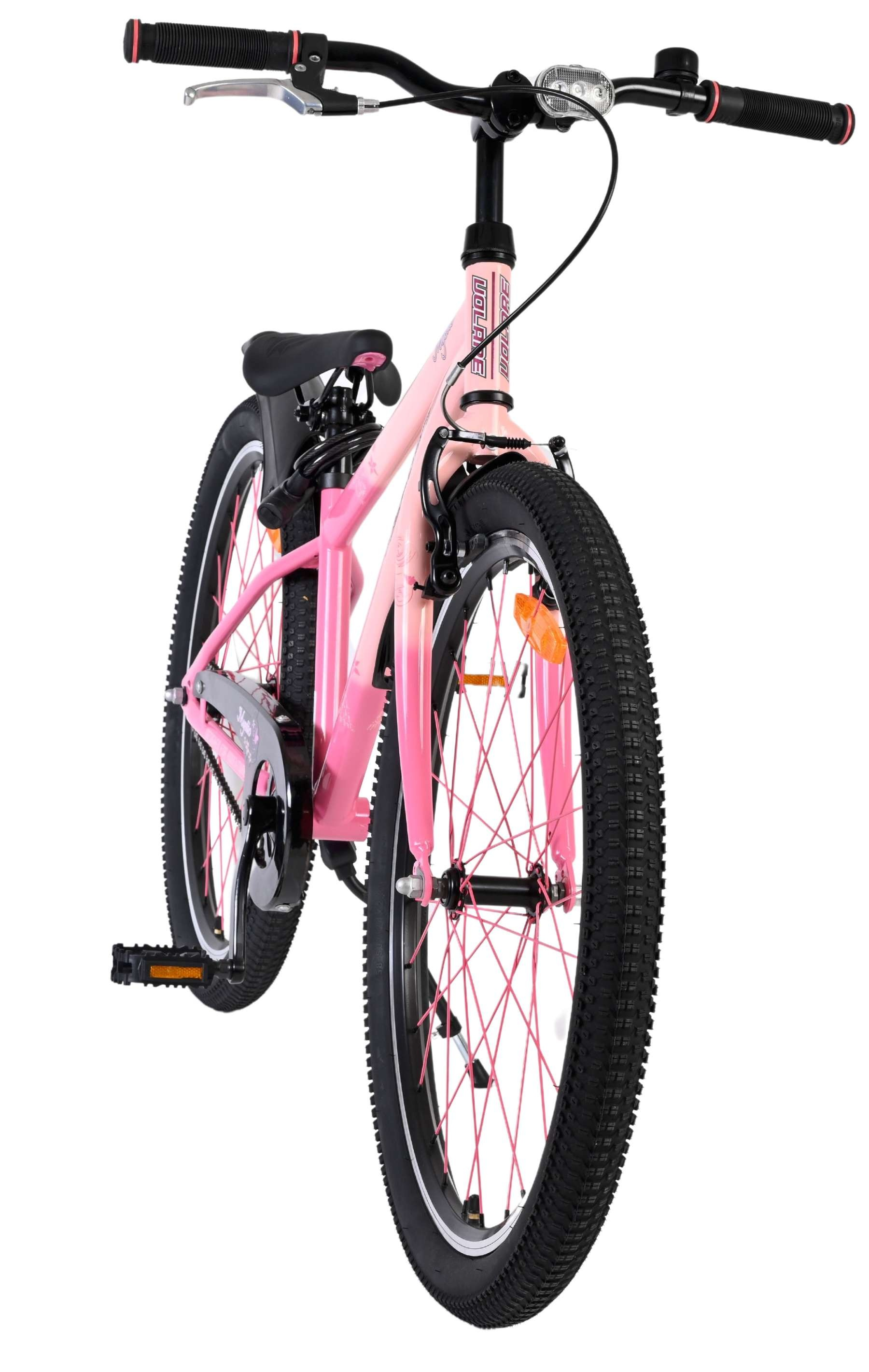 Una bicicleta infantil rosa con neumáticos negros y radios rosas.