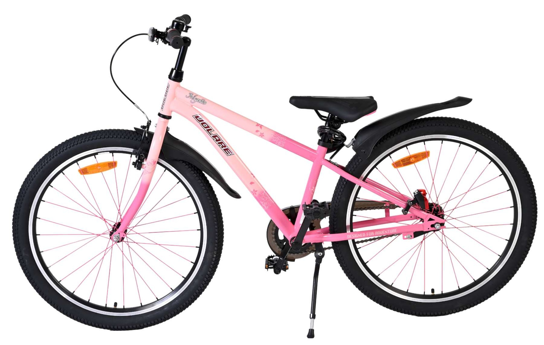 Una bicicleta rosa con llantas y neumáticos negros, apoyada en un caballete.