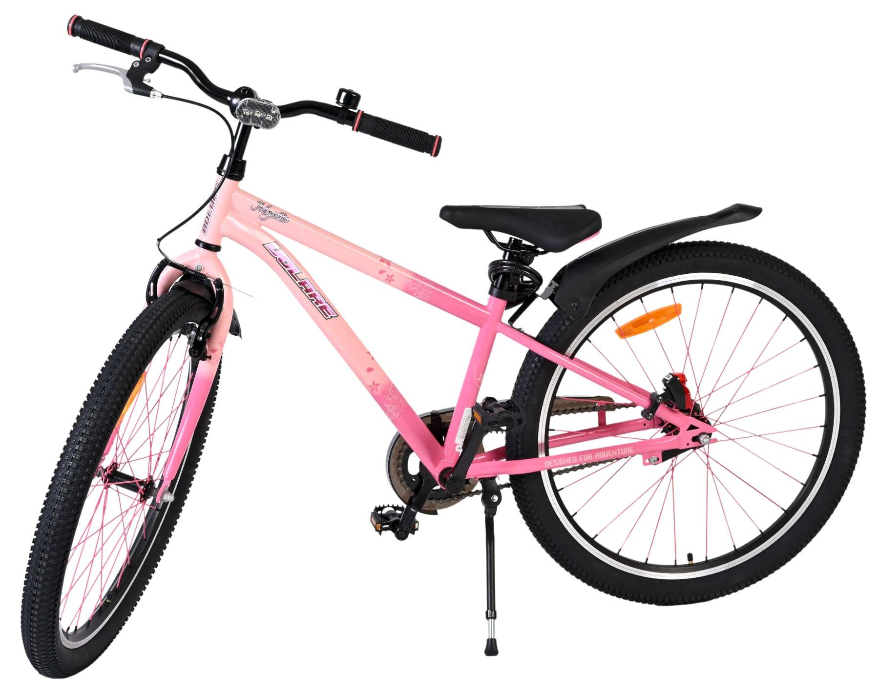 Una bicicleta rosa con sillín, manillar y neumáticos negros. Fondo blanco.