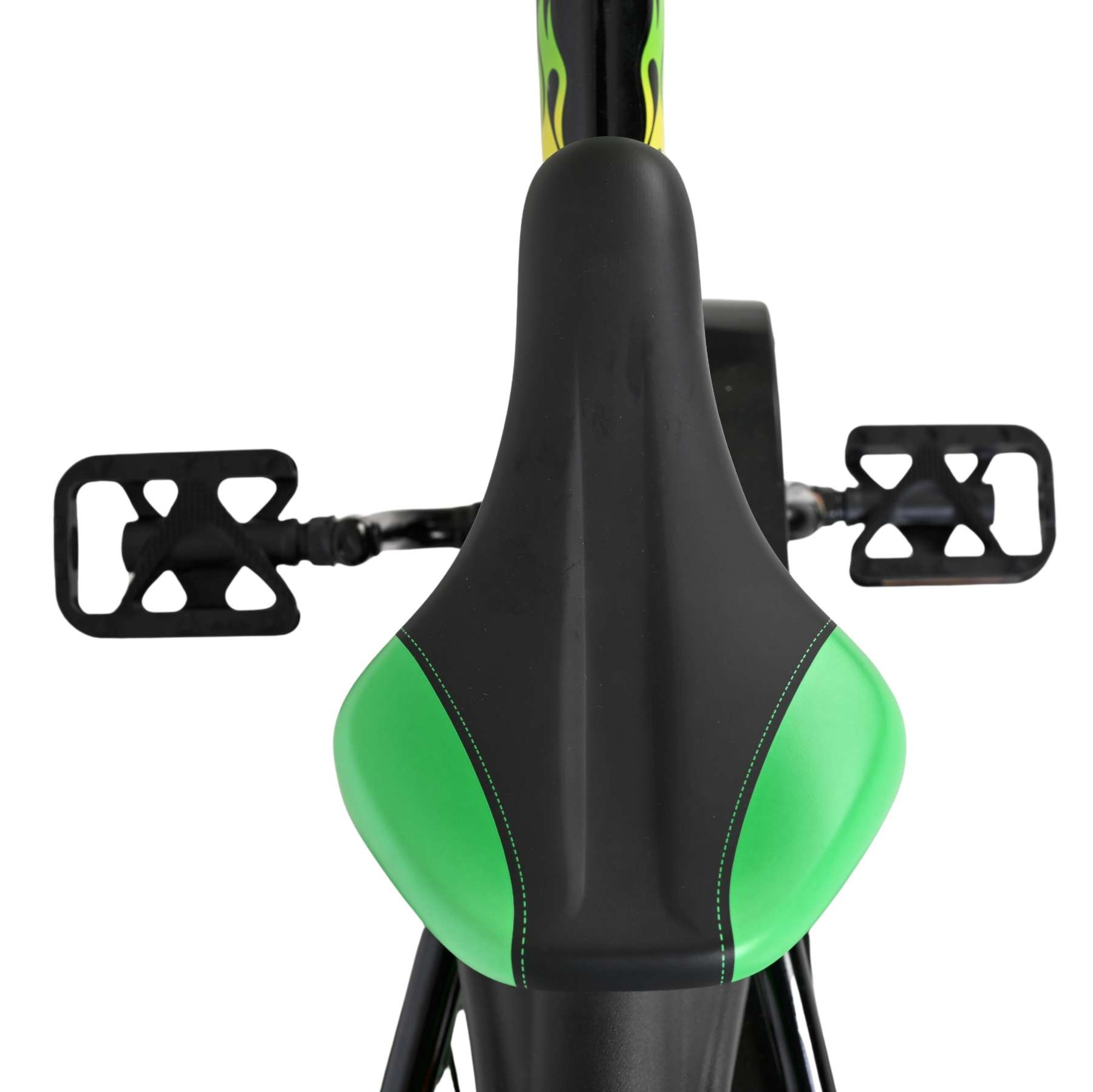 Schwarzer Fahrradsattel mit grünen Seiten und Pedalen.