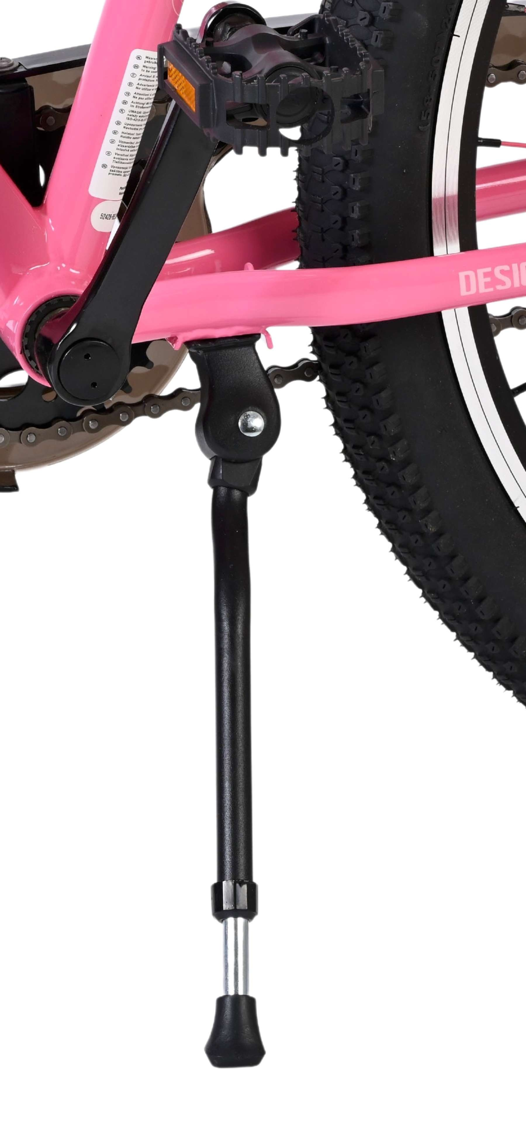 Primer plano de un cuadro de bicicleta rosa con pata de cabra, pedal y rueda.