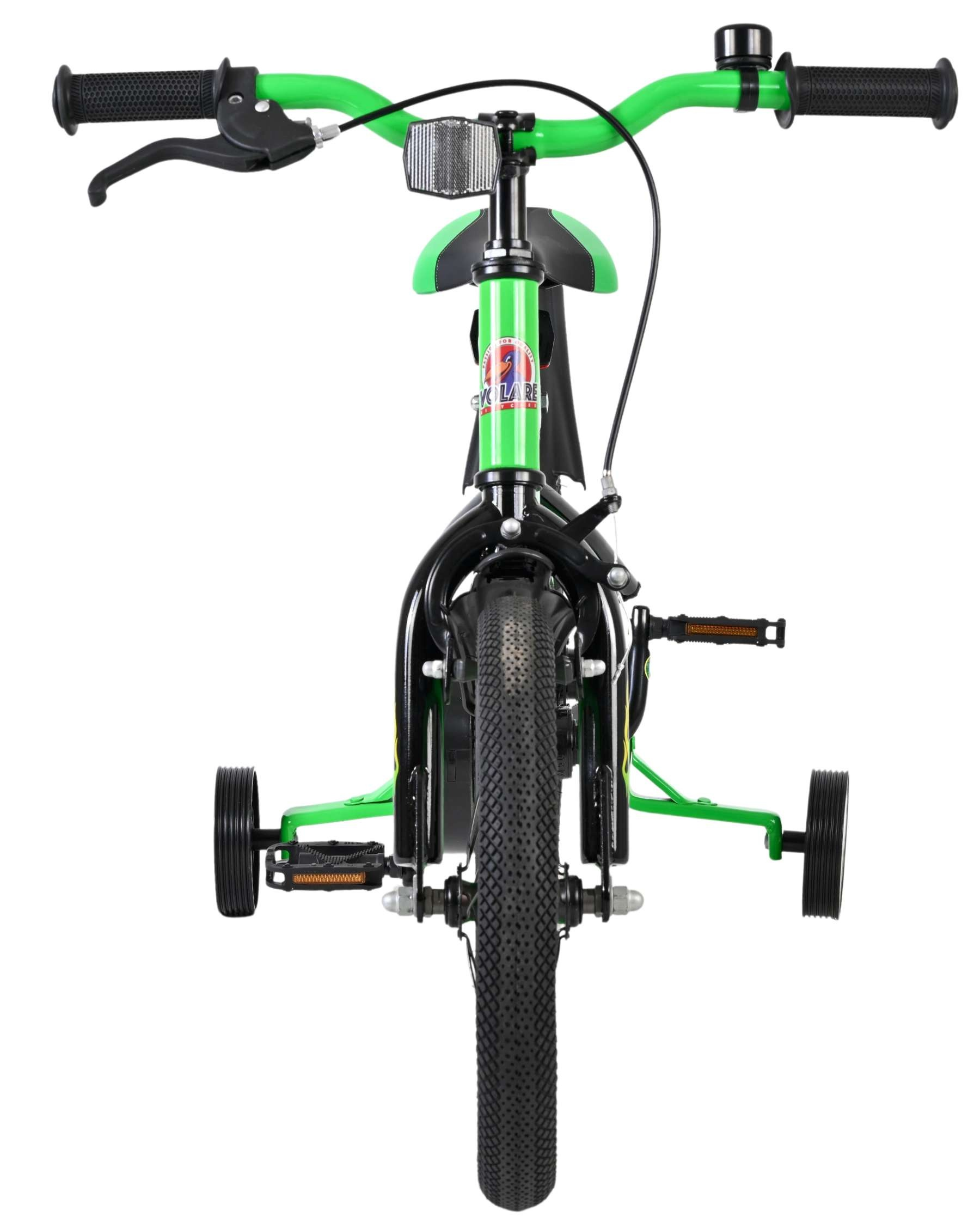 Ein grünes Kinderfahrrad mit Stützrädern, Vorderansicht. Schwarze Reifen und Pedale.