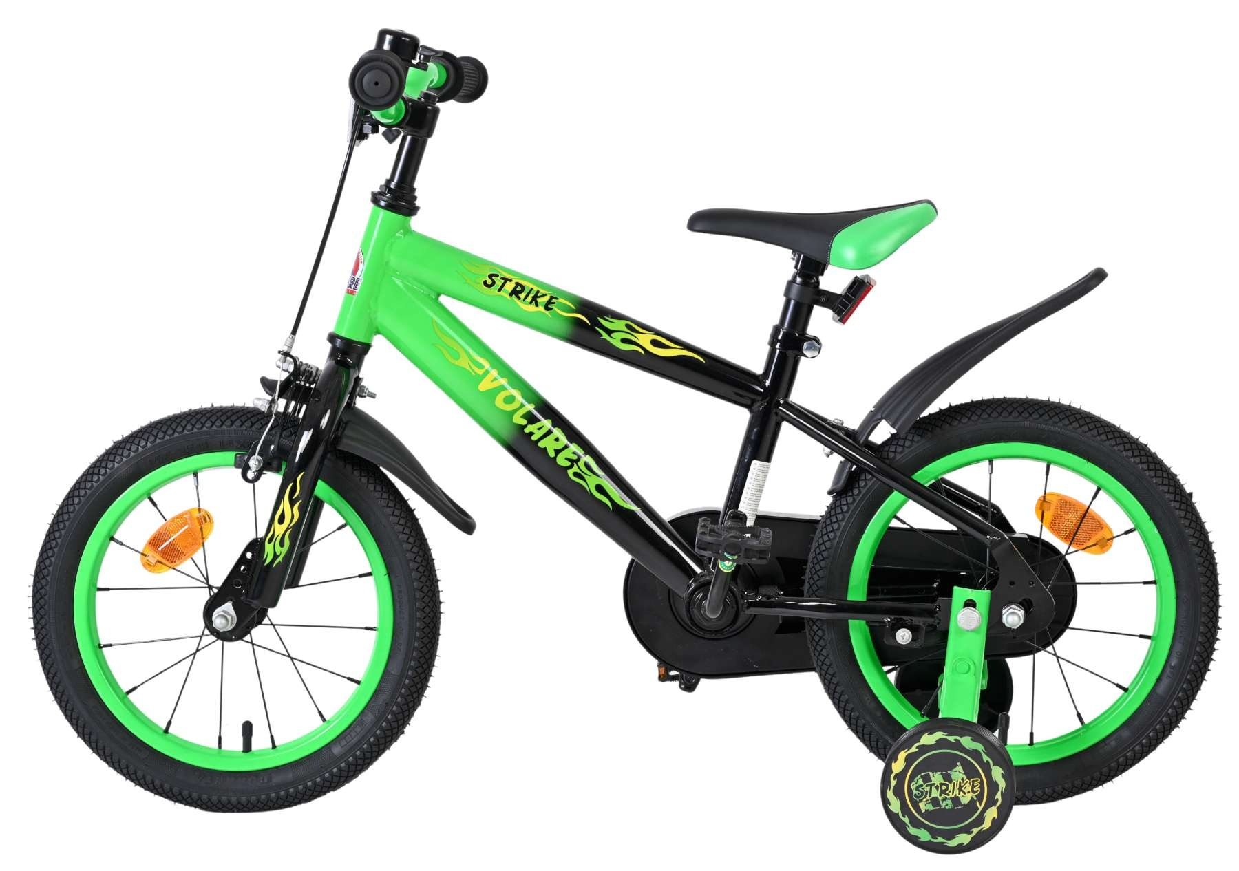 Ein grünes und schwarzes Kinderfahrrad mit Stützrädern und Flammenaufklebern.