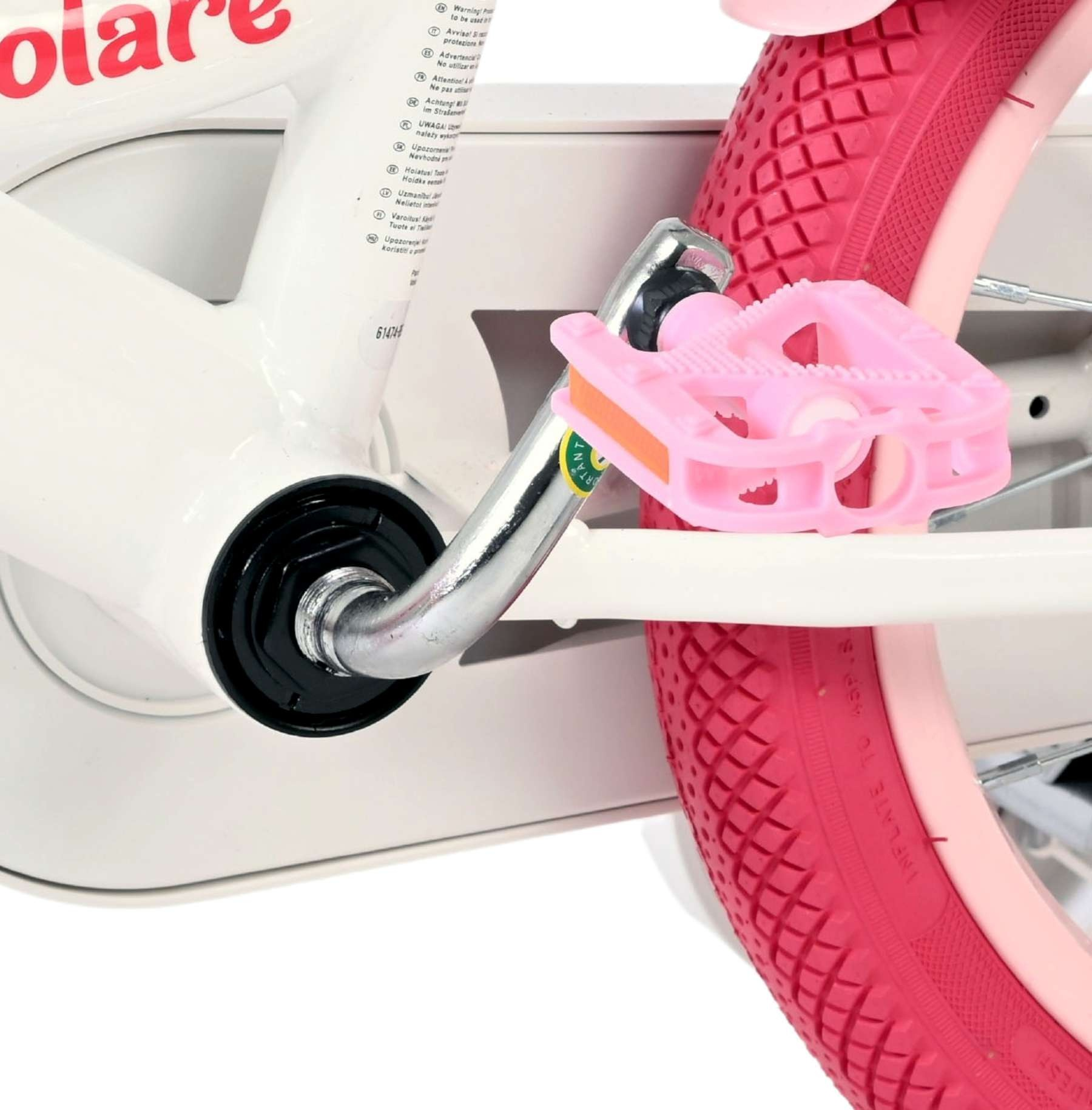 Nahaufnahme eines weißen Fahrradrahmens mit rosa Pedal und Reifen.