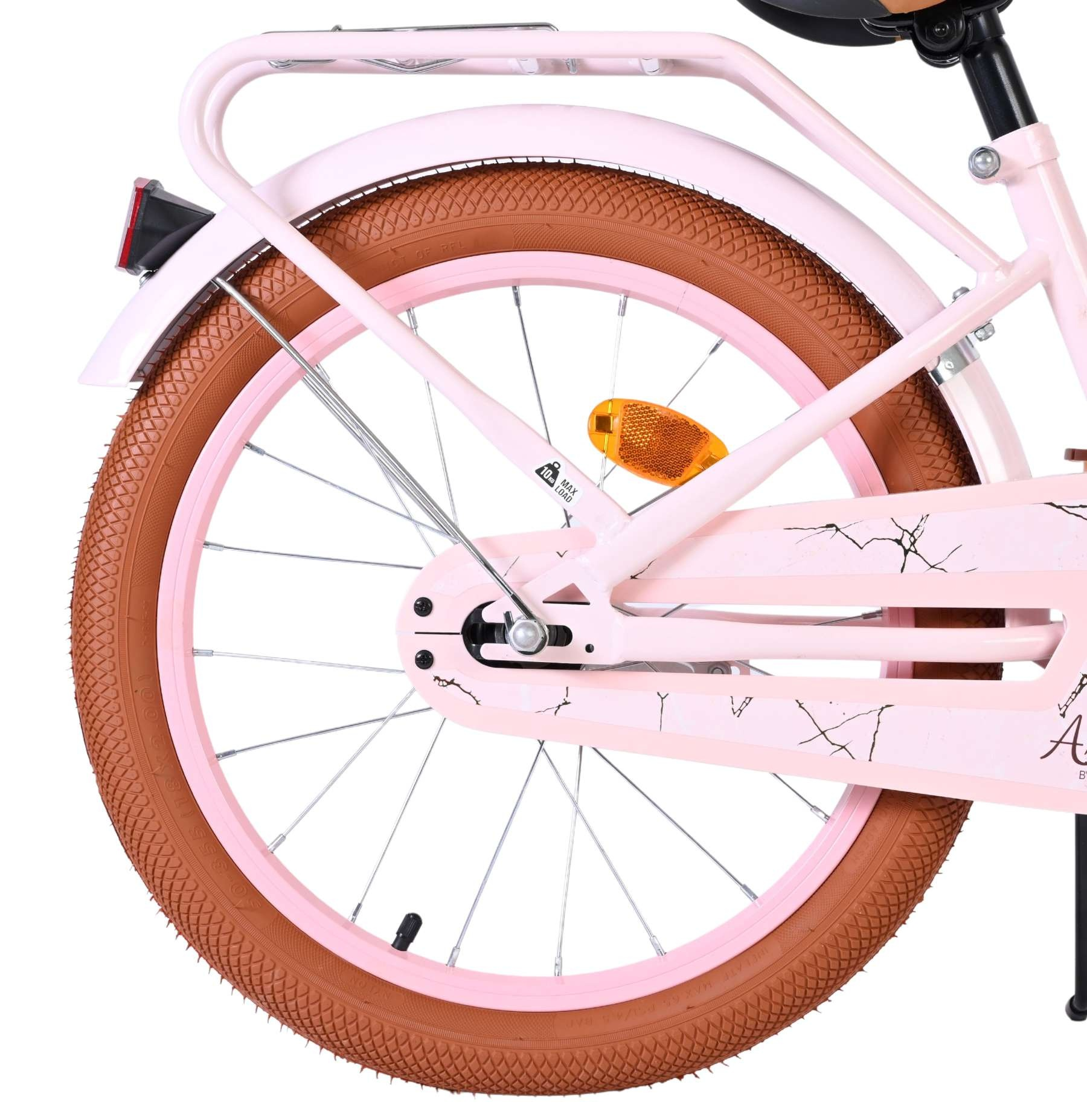 Rosa Fahrradrückseite mit braunem Reifen, Schutzblech und Gepäckträger.