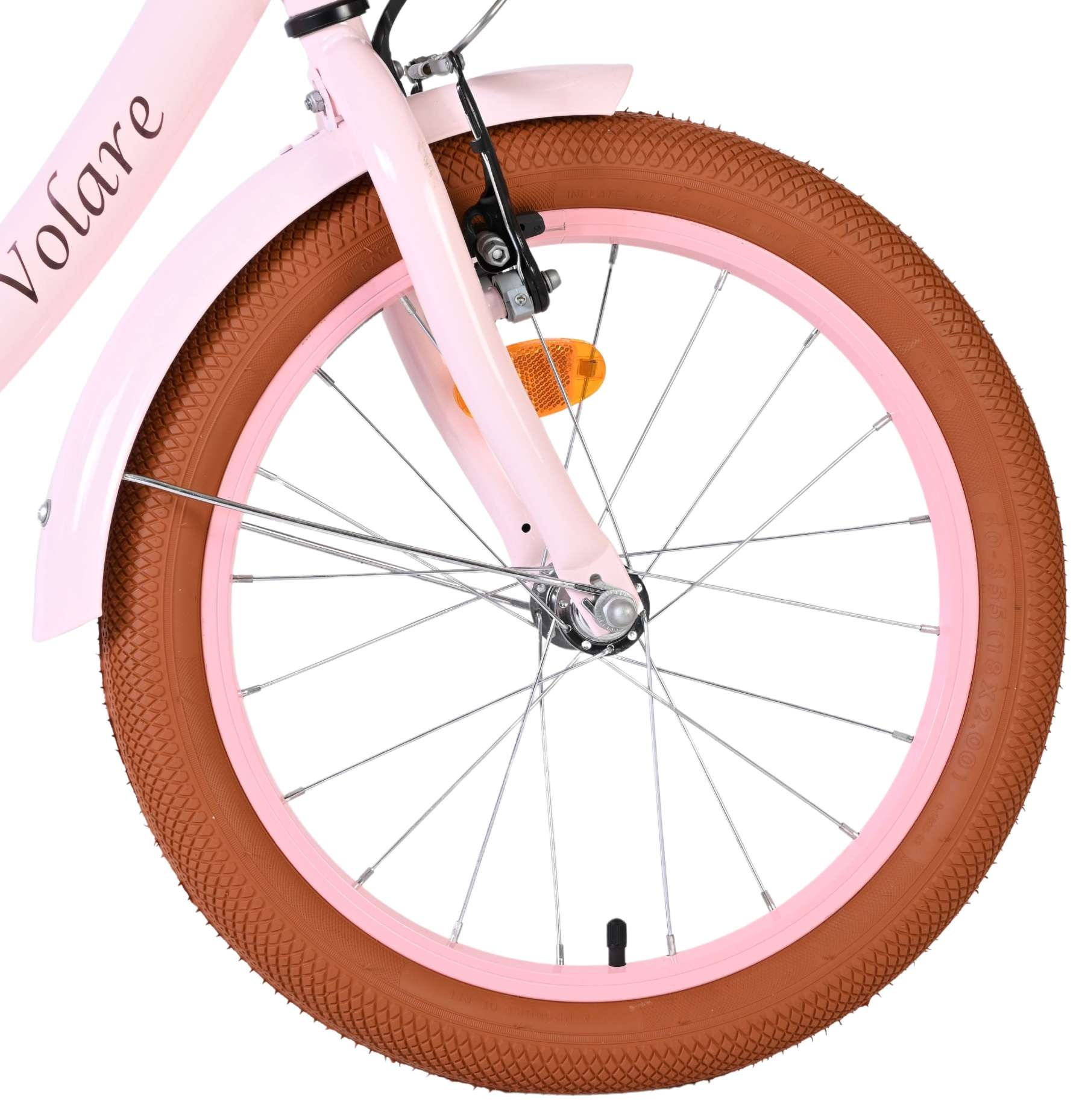 Nahaufnahme eines rosa Fahrradrads mit braunem Reifen und Speichen.