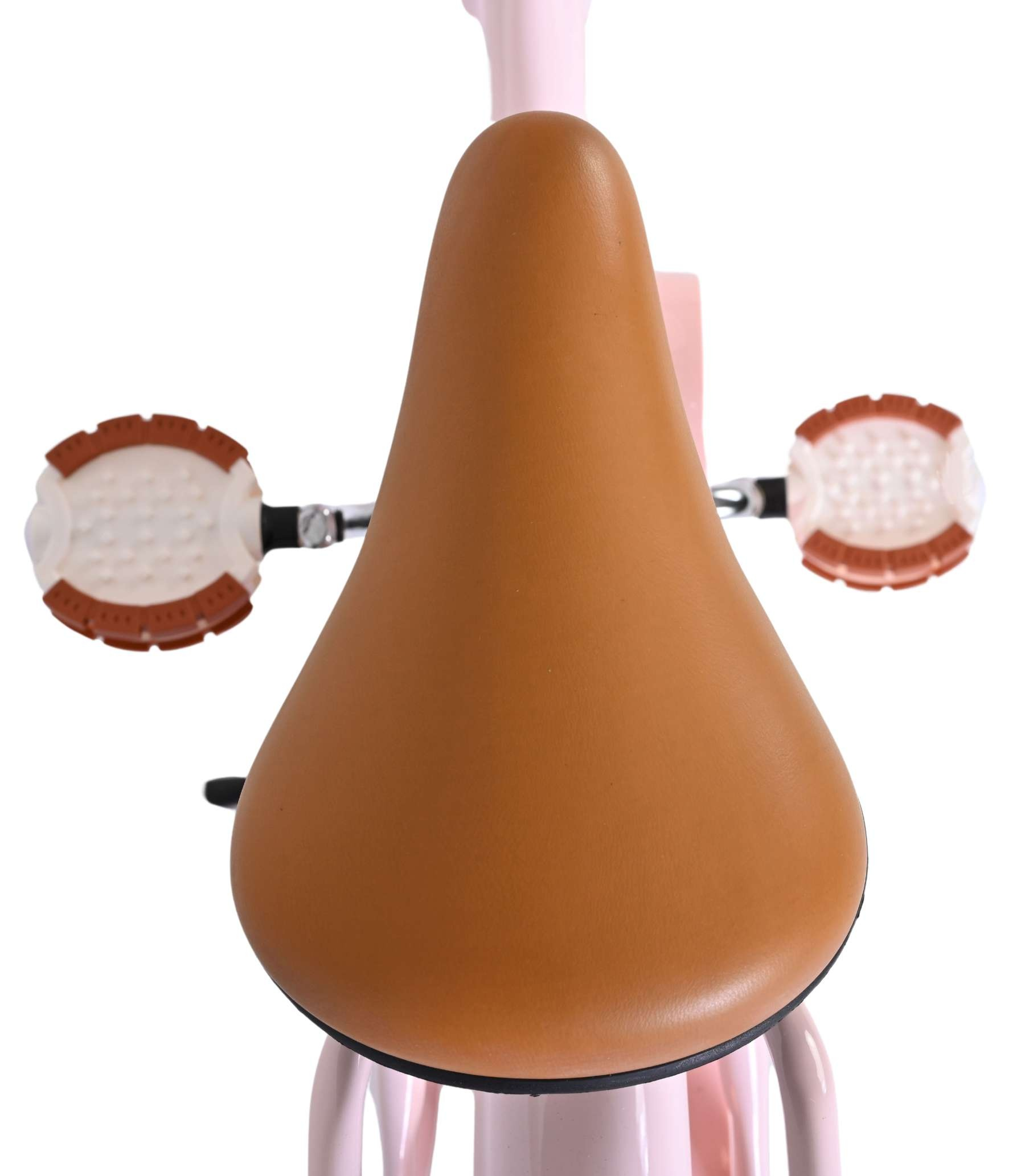 Brauner Fahrradsattel mit rosa Rahmen und Pedalen.