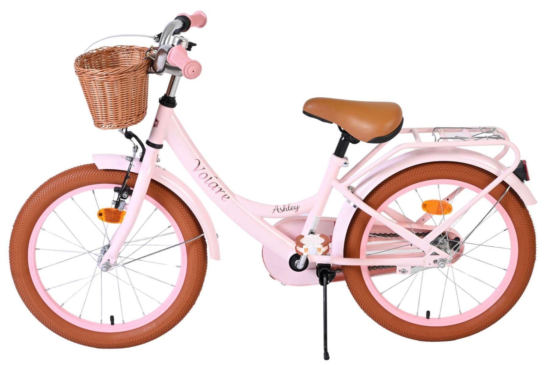 Ein rosafarbenes Kinderfahrrad mit braunen Reifen, einem Korb und einem braunen Sattel.