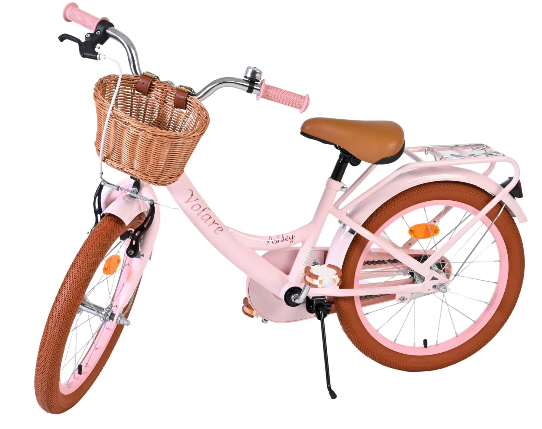 Ein rosafarbenes Kinderfahrrad mit braunem Korb und Sattel.