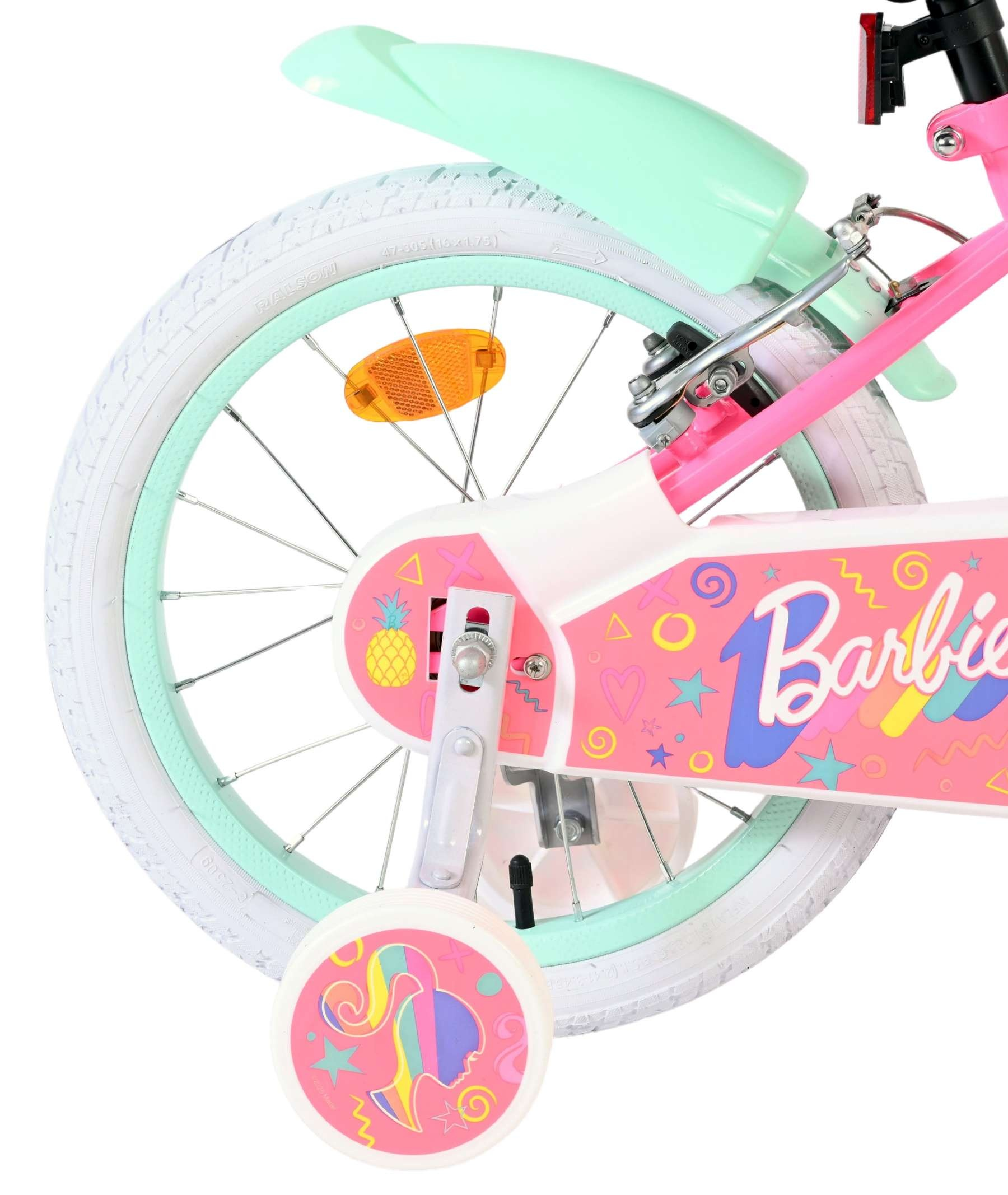 Nahaufnahme eines pinken Barbie-Fahrrads mit mintgrünem Schutzblech und weißem Reifen.
