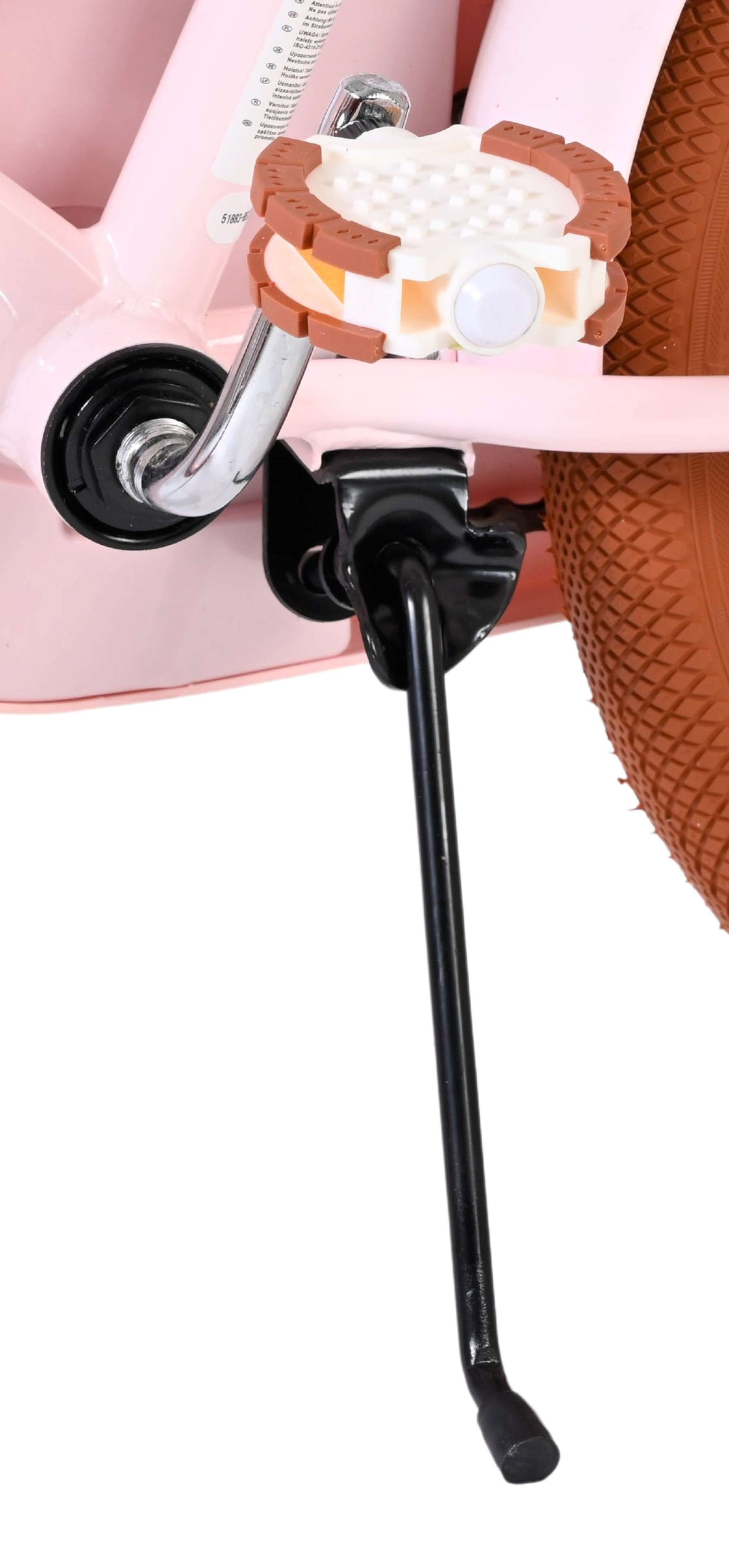 Nahaufnahme des Kinderfahrrad-Ständers mit rosa Rahmen und braunem Reifen.