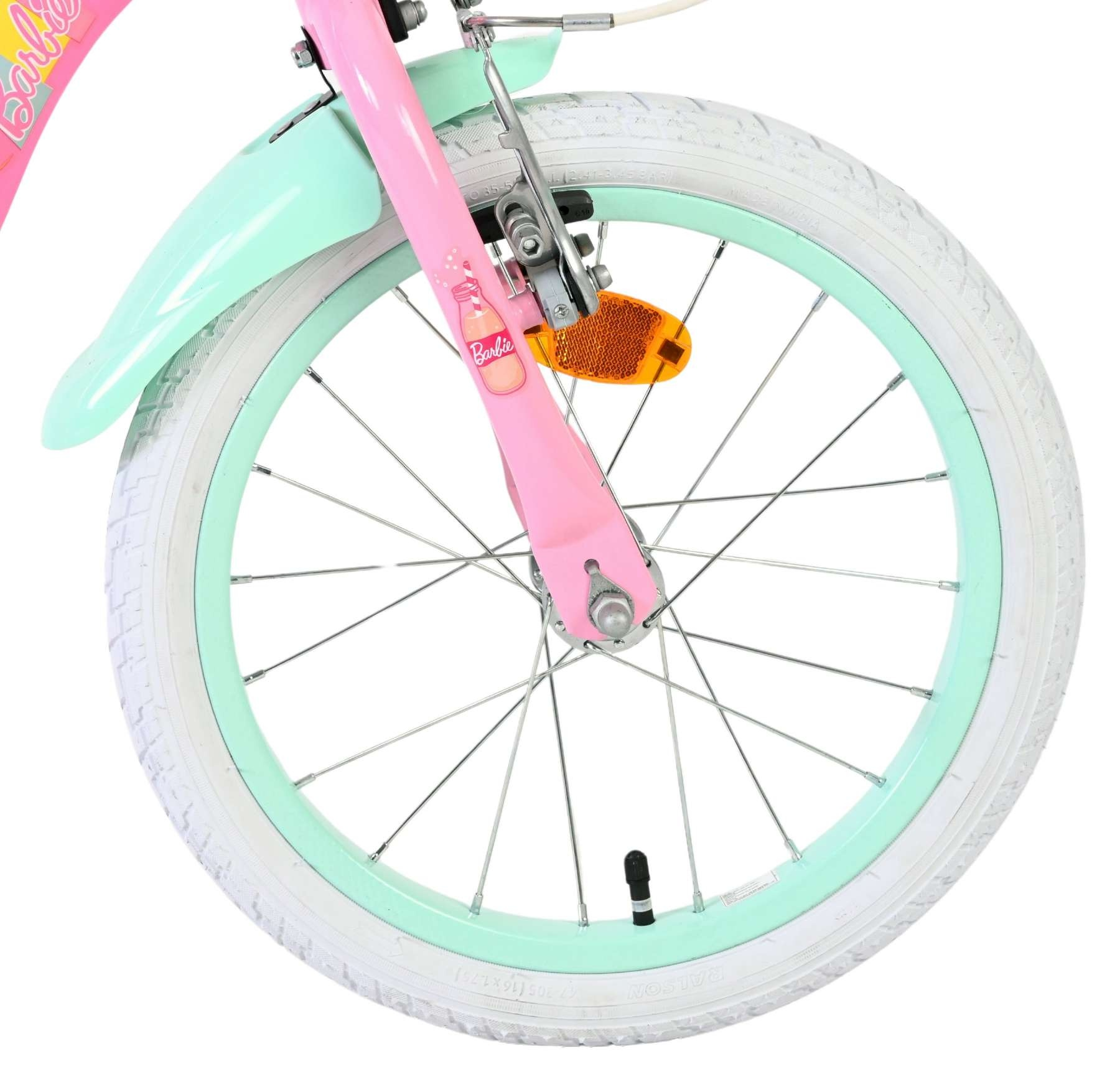 Ein rosafarbenes Barbie-Fahrrad Vorderteil mit mintgrünem Schutzblech und weißem Reifen.