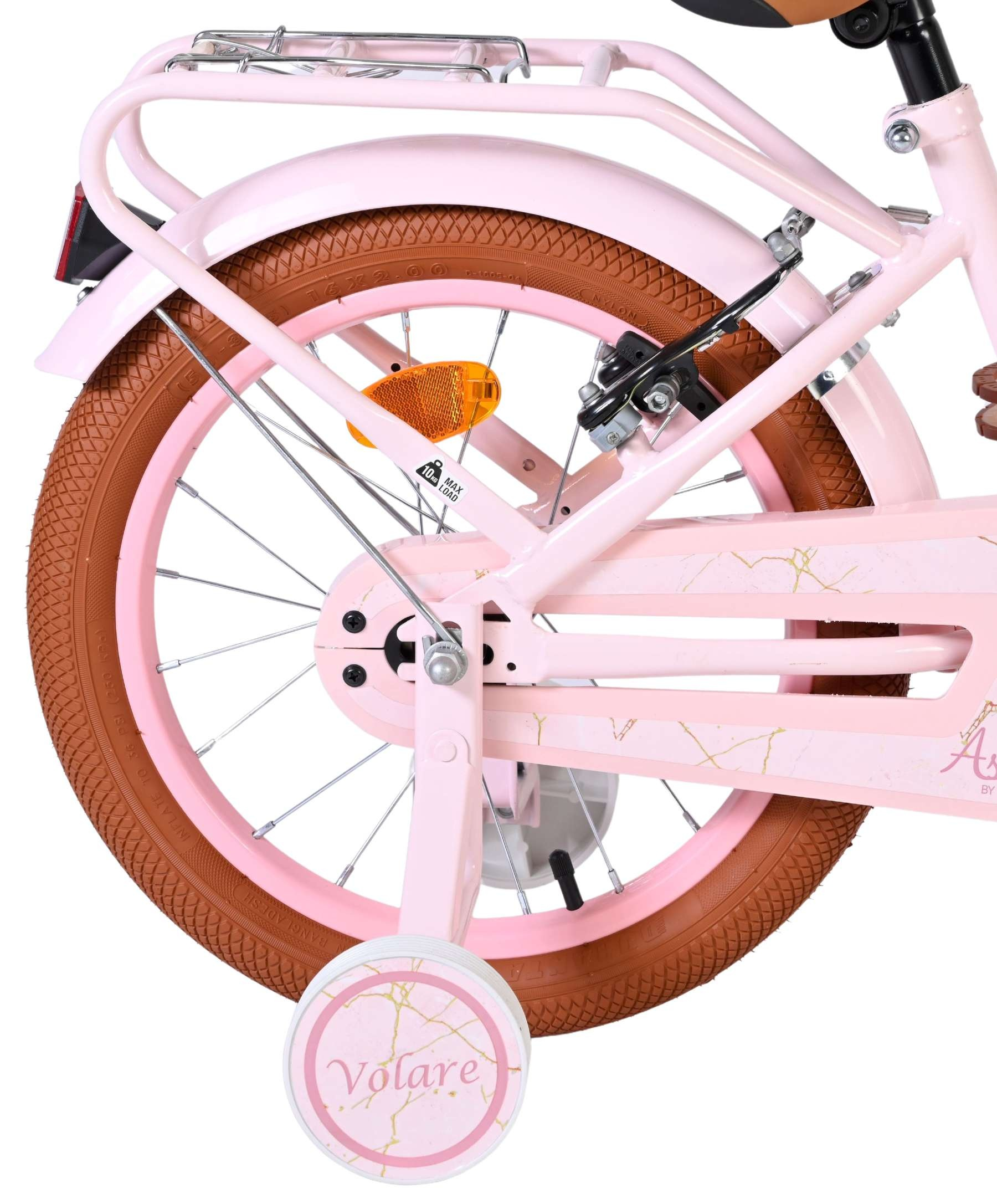 Ein rosa Kinderfahrrad mit braunen Reifen, Stützrädern und Gepäckträger.
