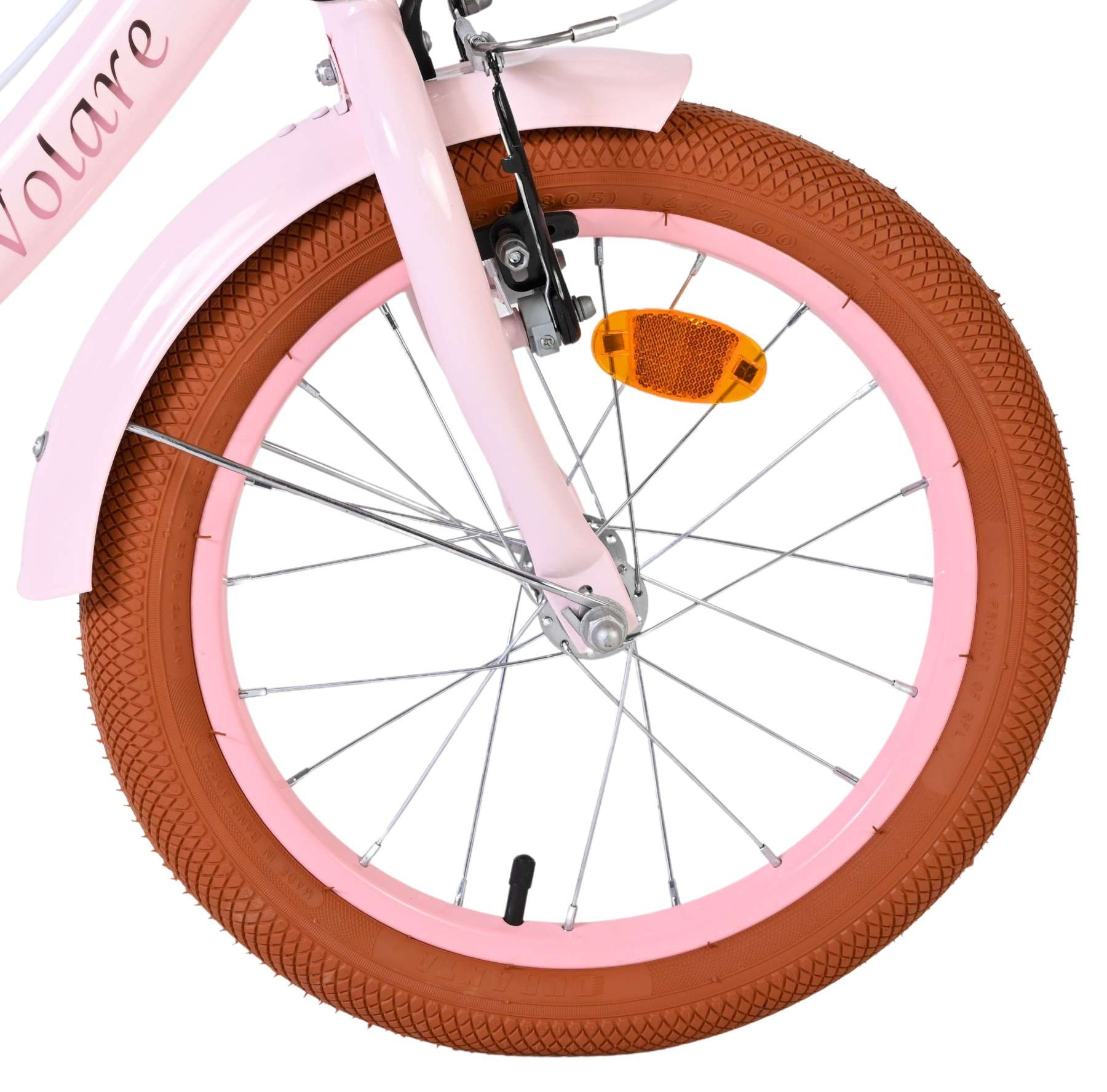 Nahaufnahme eines rosa Fahrradrads mit braunem Reifen und Speichen.