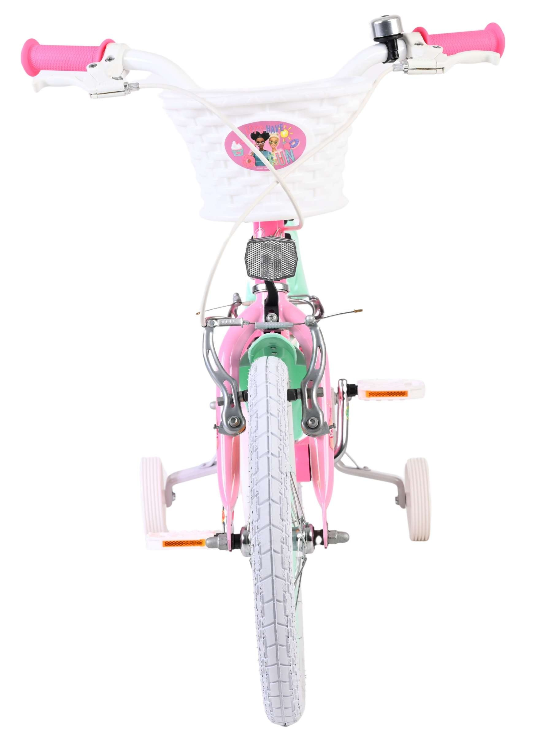 Ein rosafarbenes Kinderfahrrad mit Stützrädern und einem weißen Korb.