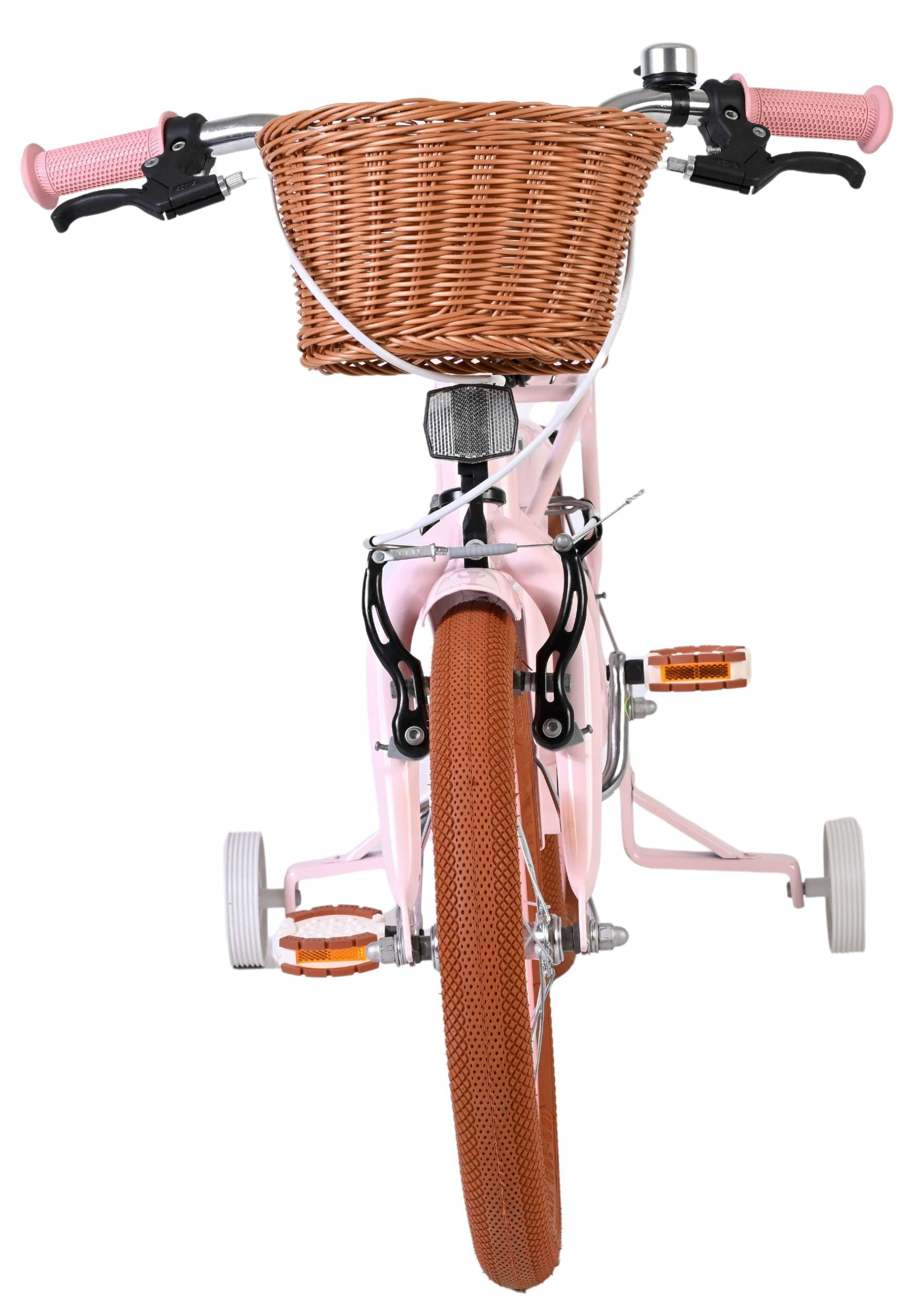 Ein rosafarbenes Kinderfahrrad mit braunem Korb, braunen Reifen und Stützrädern.