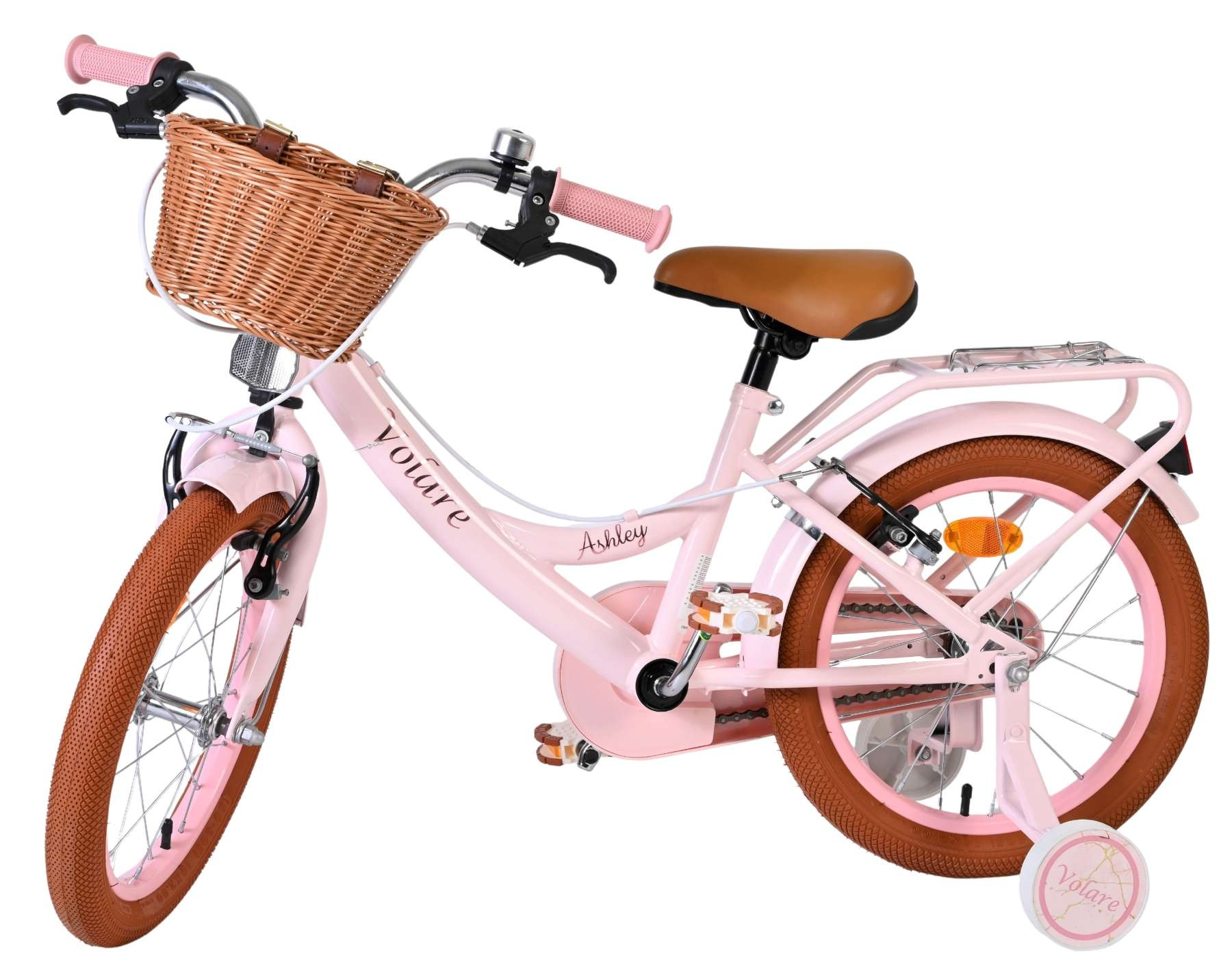 Ein rosafarbenes Kinderfahrrad mit braunen Reifen, Korb und Stützrädern.