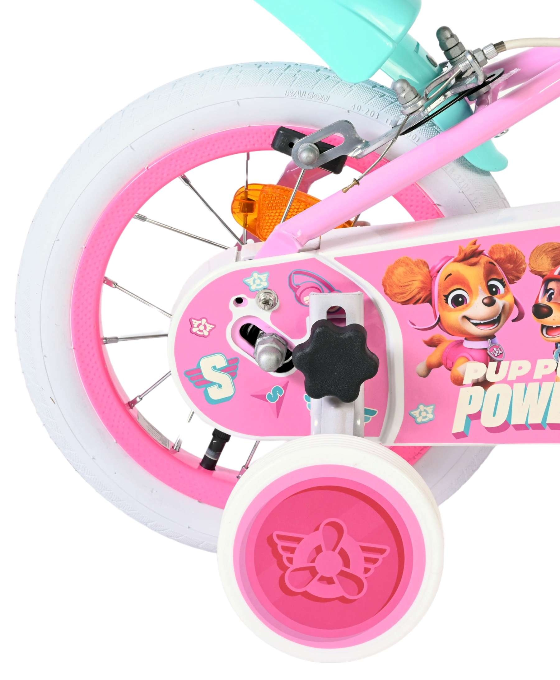 Rosa Fahrrad mit Paw Patrol-Aufkleber, weißem Reifen und Stützrädern.