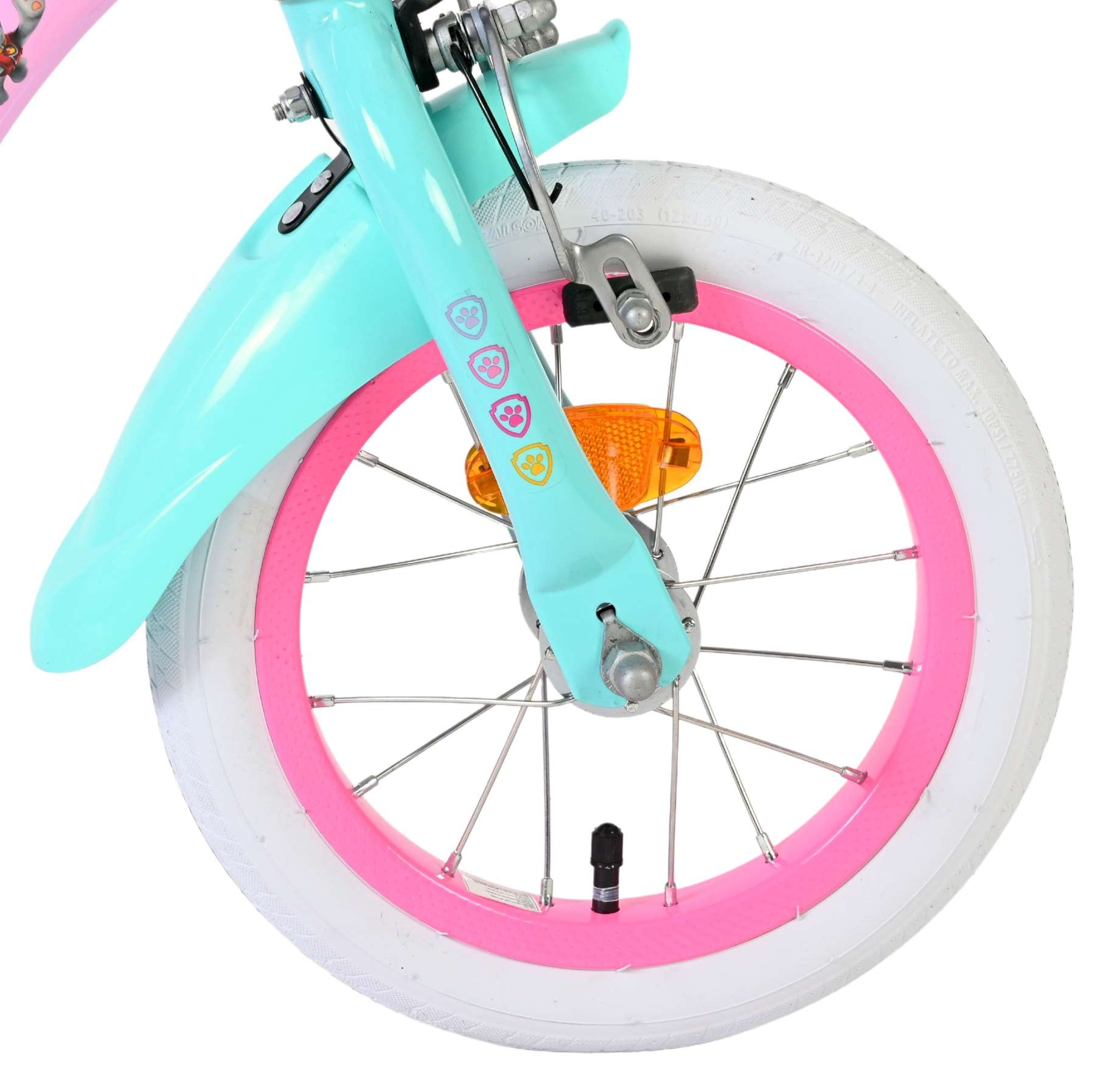 Ein türkisfarbener Fahrradschutzblech mit pinkem Felgenrand und weißem Reifen.