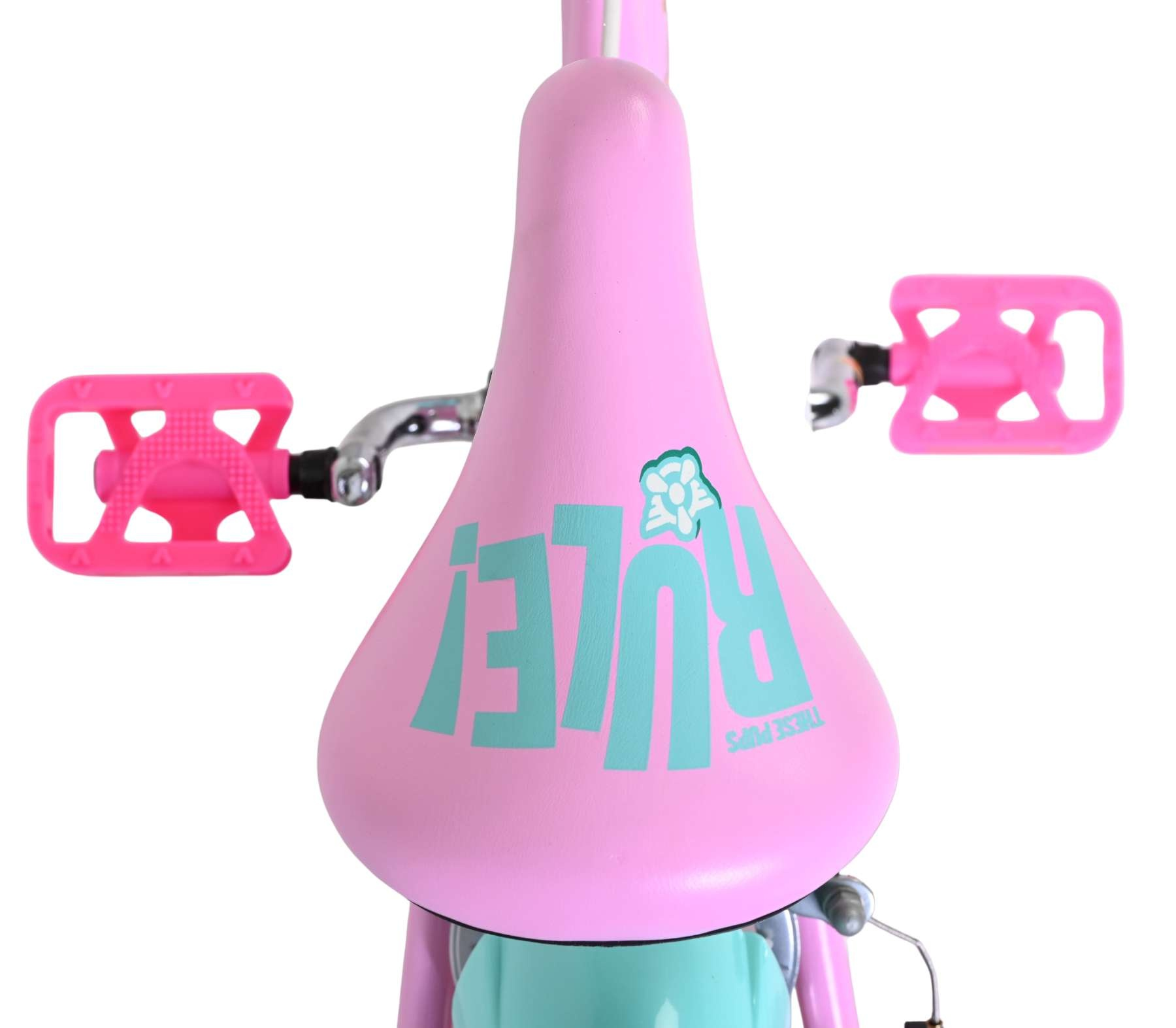Ein rosa Fahrradsattel mit türkisfarbener Schrift 'RULE!' und zwei pinken Pedalen.