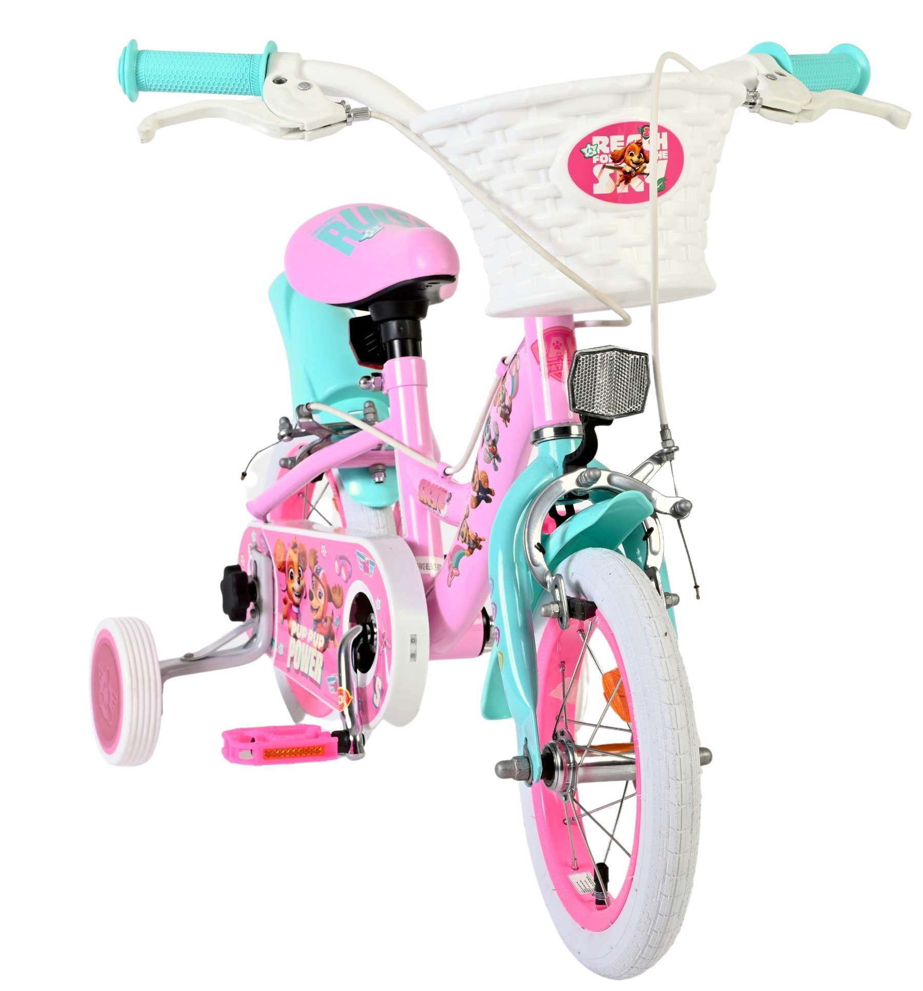 Ein pinkes Kinderfahrrad mit Stützrädern und einem weißen Korb.